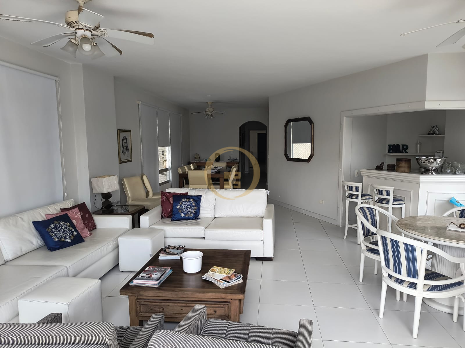 Apartamento na Praia das Pitangueiras, Guarujá - SP