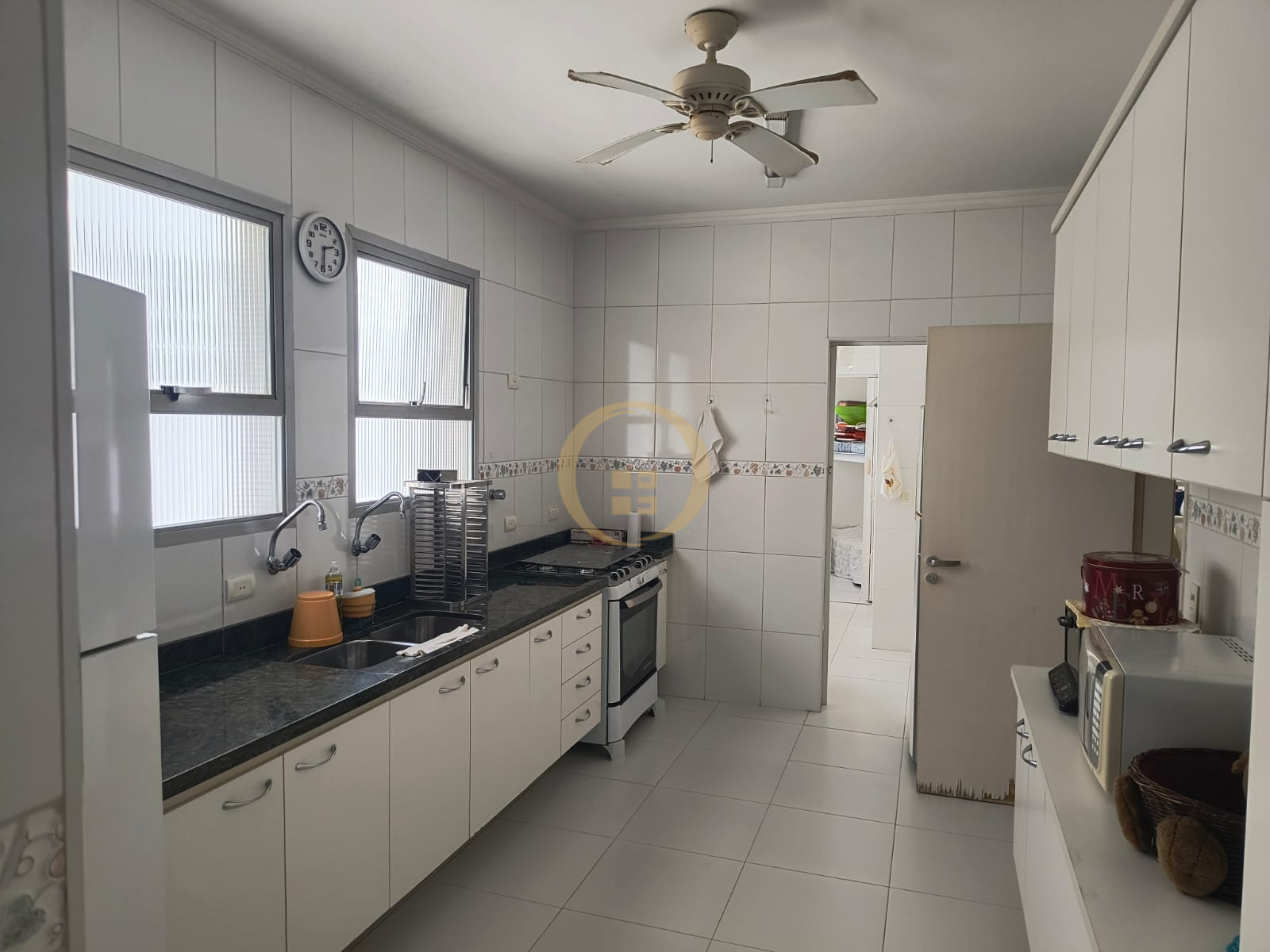 Apartamento na Praia das Pitangueiras, Guarujá - SP