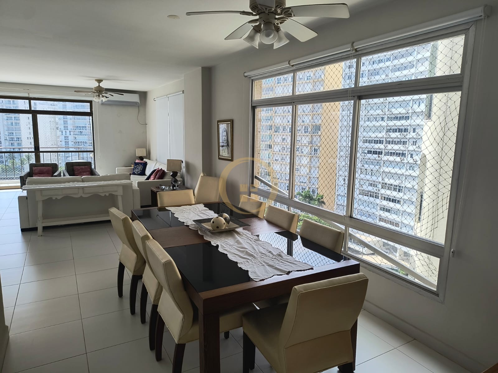 Apartamento na Praia das Pitangueiras, Guarujá - SP