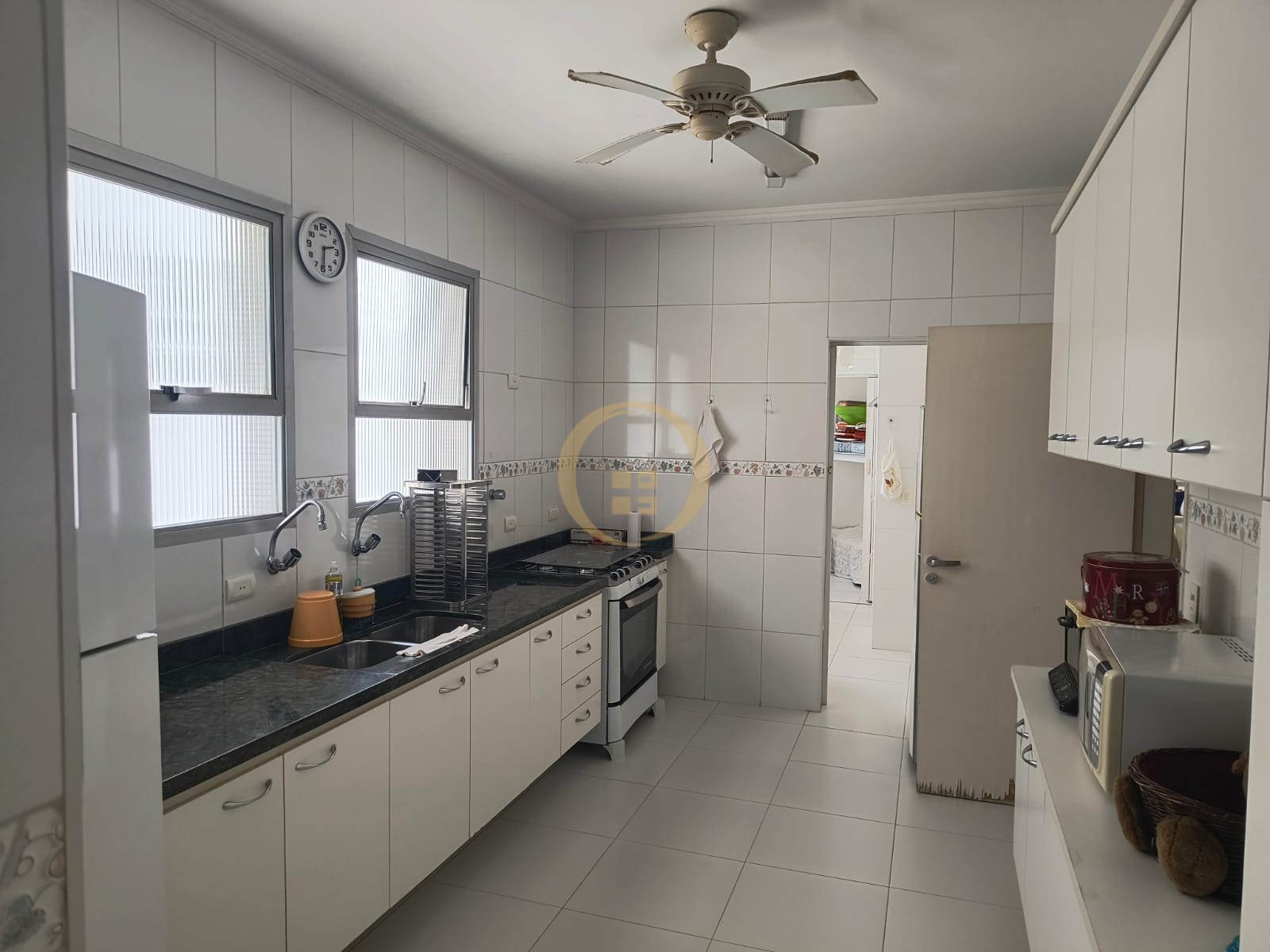 Apartamento na Praia das Pitangueiras, Guarujá - SP