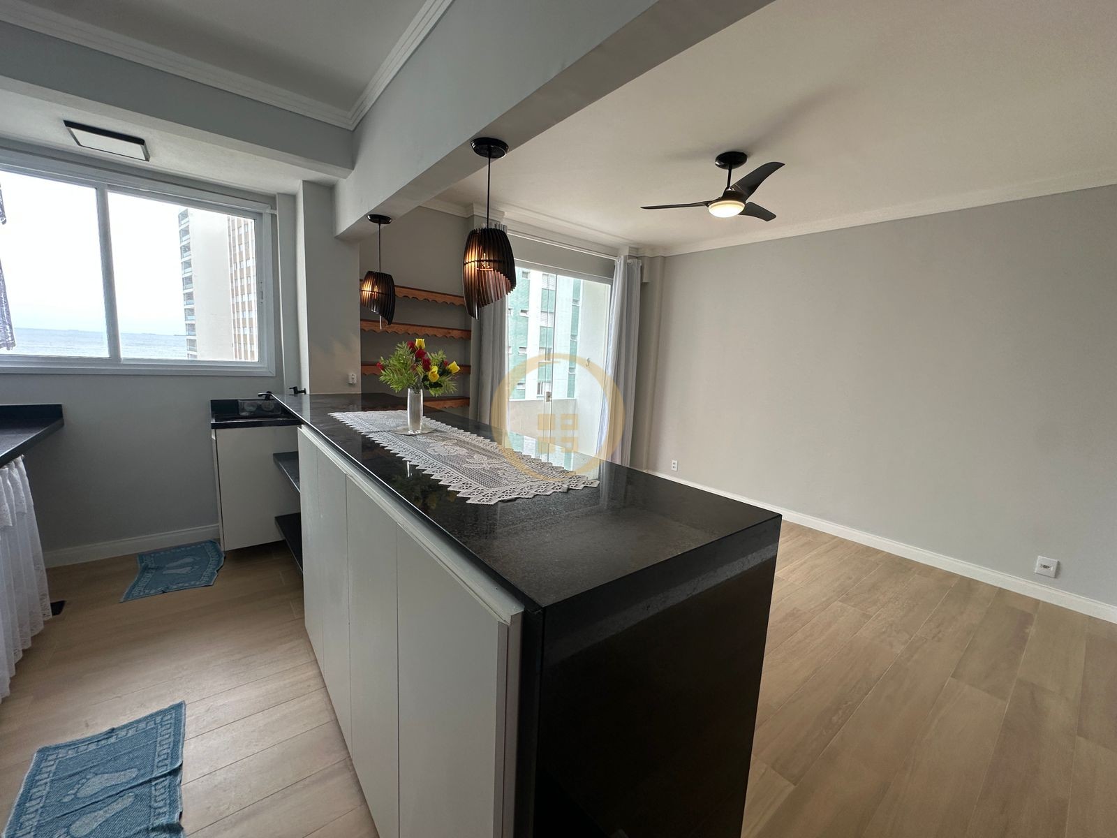Apartamento na Praia das Pitangueiras, Guarujá - SP