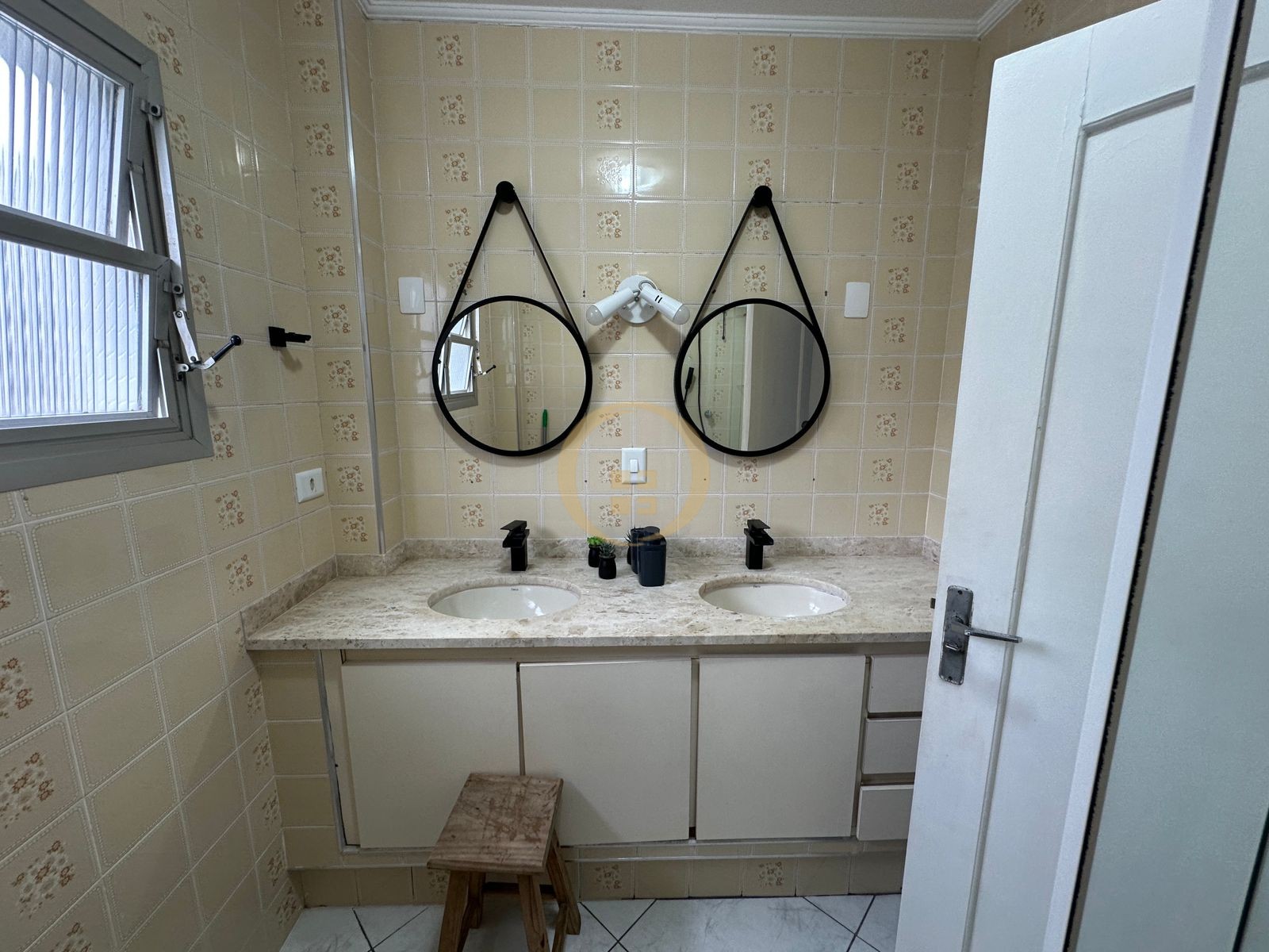 Apartamento na Praia das Pitangueiras, Guarujá - SP