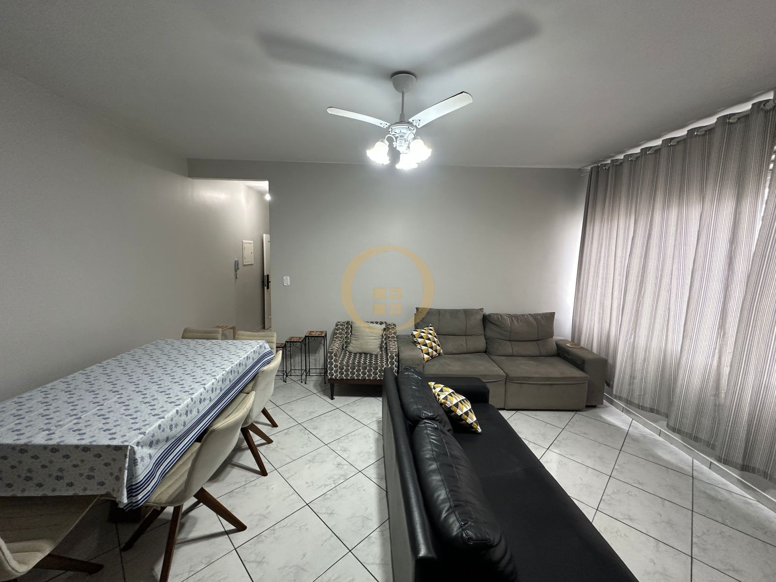 Apartamento na Praia das Pitangueiras, Guarujá - SP