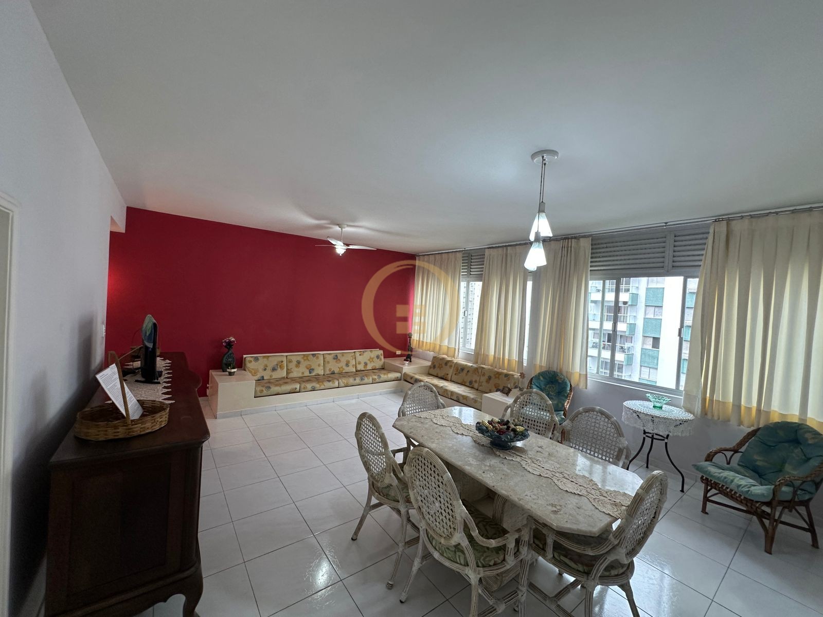 Apartamento na Praia das Pitangueiras, Guarujá - SP