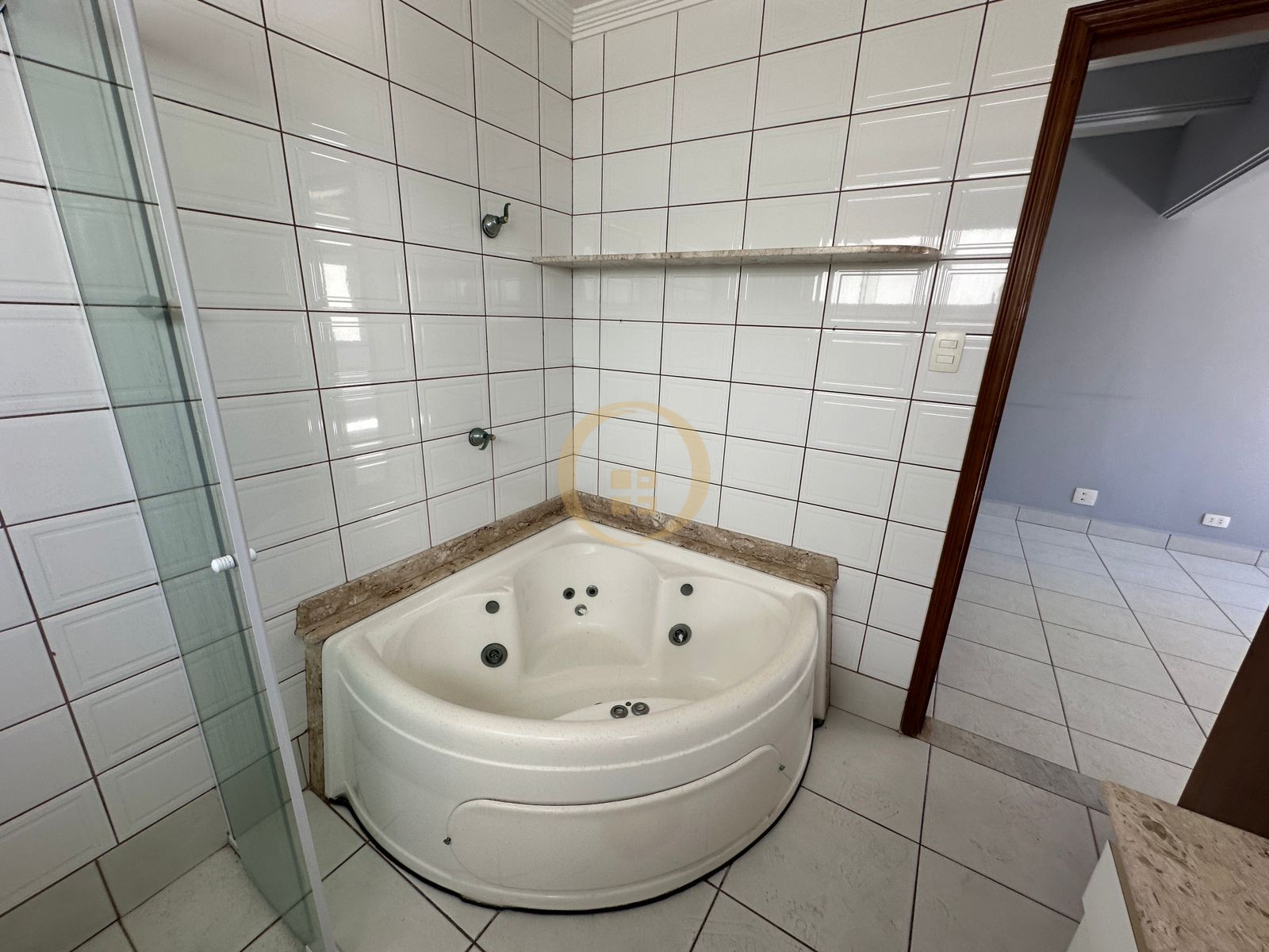 Apartamento à 50 Metros da Praia da Pitangueiras, Guarujá-SP