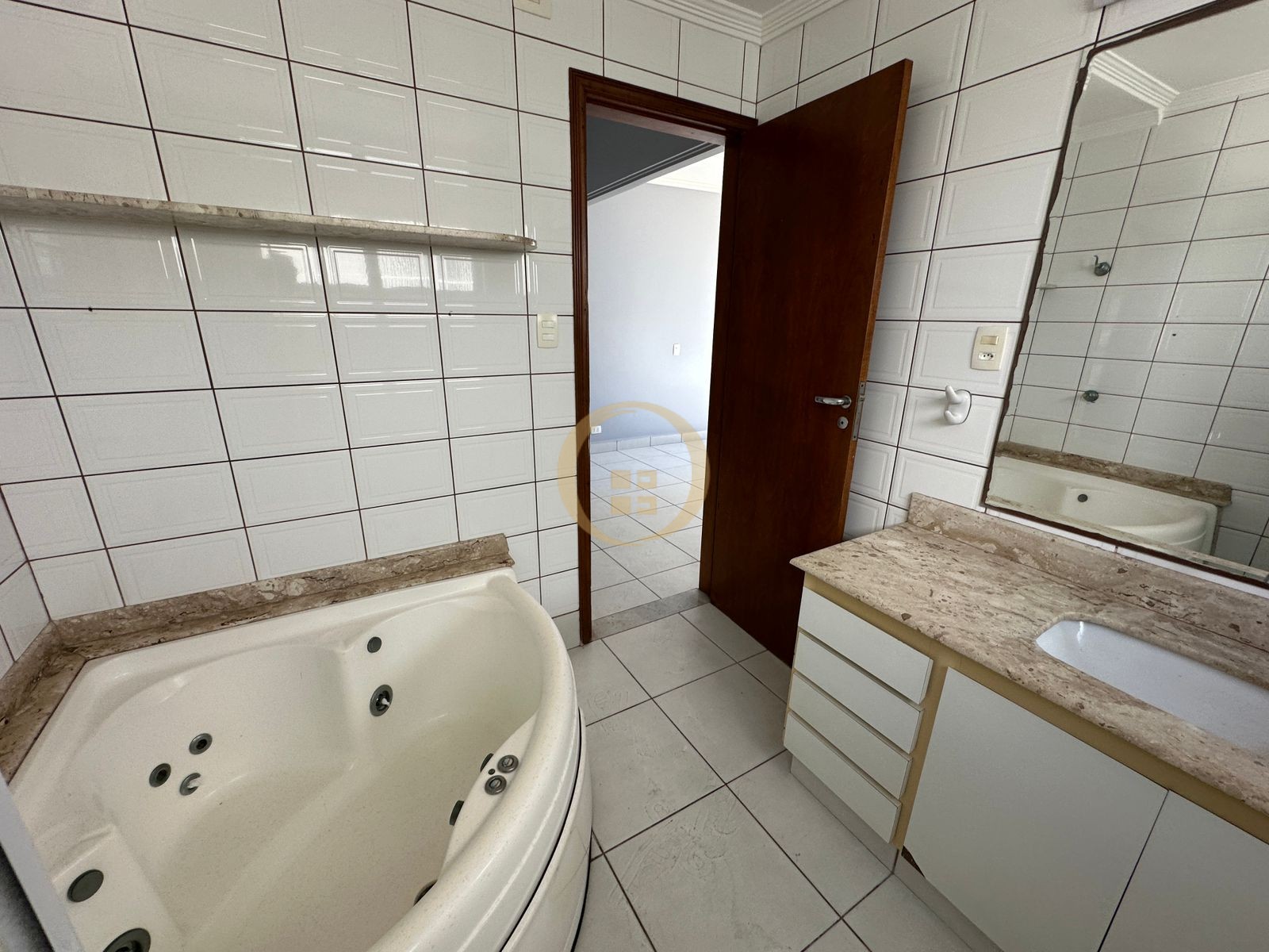Apartamento à 50 Metros da Praia da Pitangueiras, Guarujá-SP