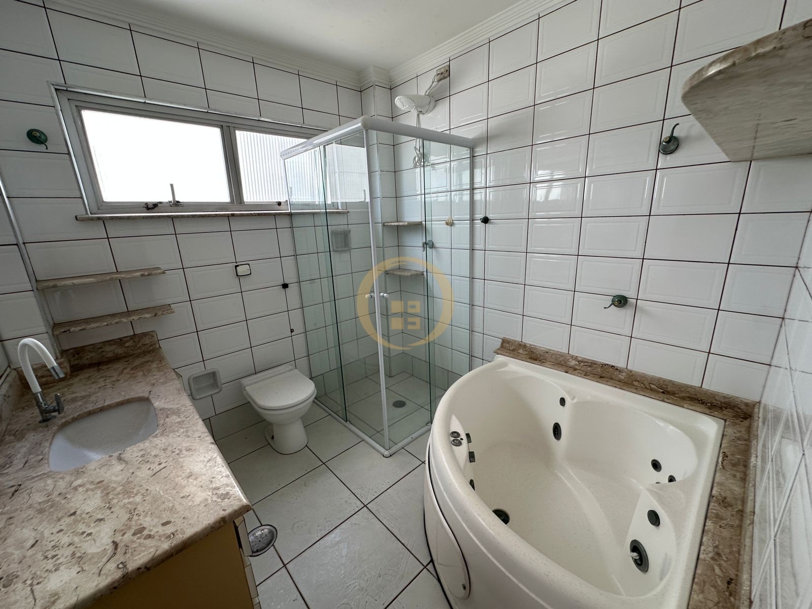 Apartamento à 50 Metros da Praia da Pitangueiras, Guarujá-SP