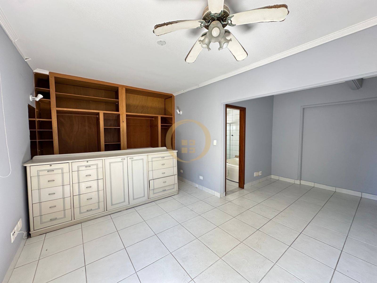 Apartamento à 50 Metros da Praia da Pitangueiras, Guarujá-SP