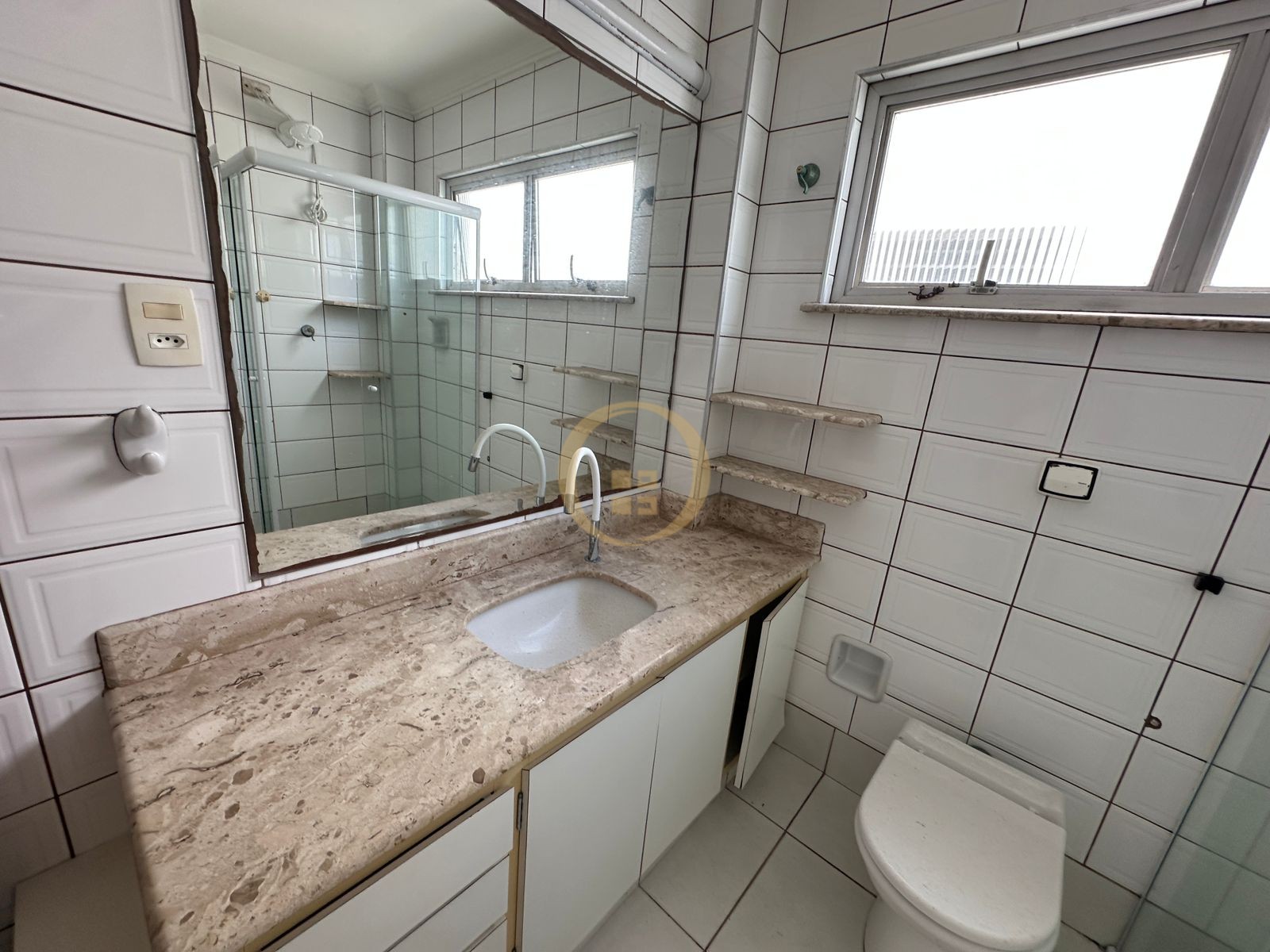 Apartamento à 50 Metros da Praia da Pitangueiras, Guarujá-SP