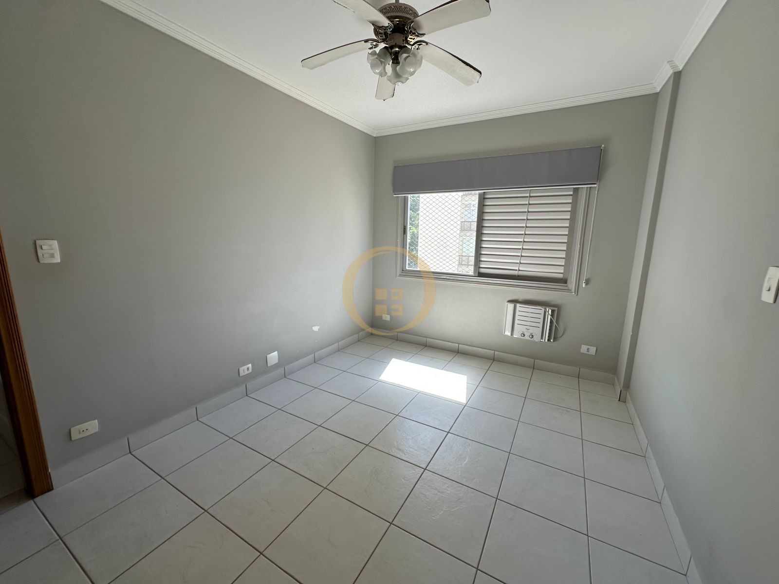 Apartamento à 50 Metros da Praia da Pitangueiras, Guarujá-SP