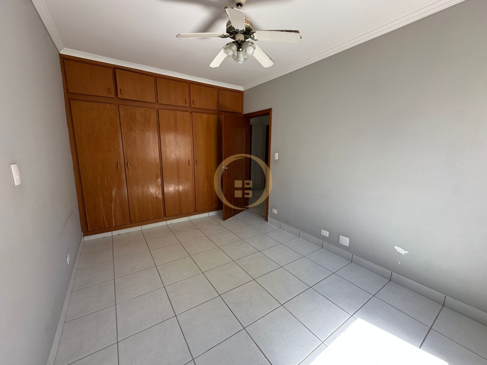 Apartamento à 50 Metros da Praia da Pitangueiras, Guarujá-SP