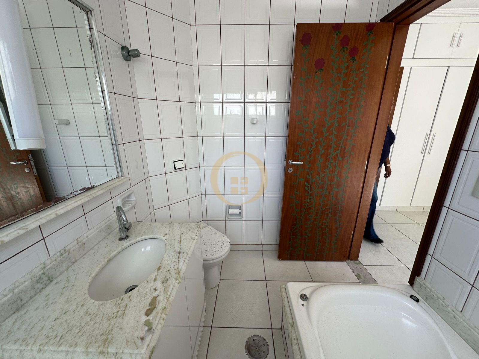Apartamento à 50 Metros da Praia da Pitangueiras, Guarujá-SP