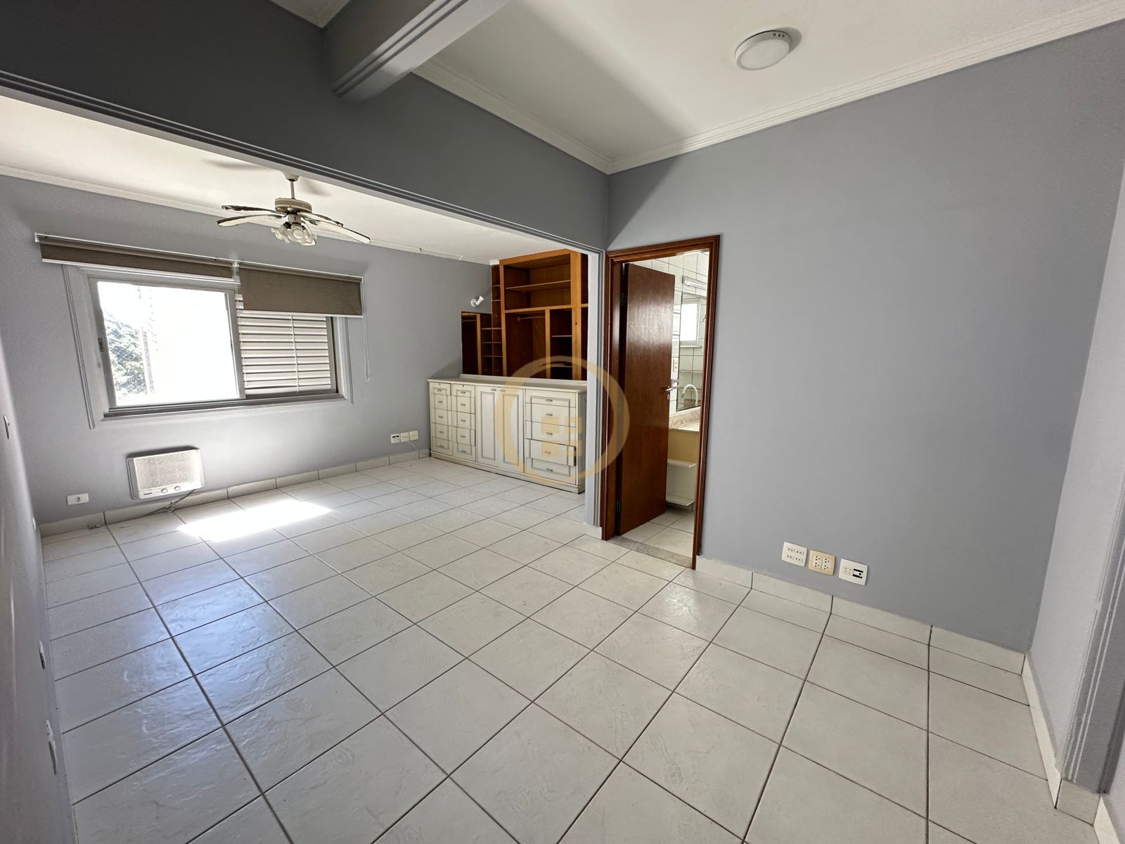 Apartamento à 50 Metros da Praia da Pitangueiras, Guarujá-SP