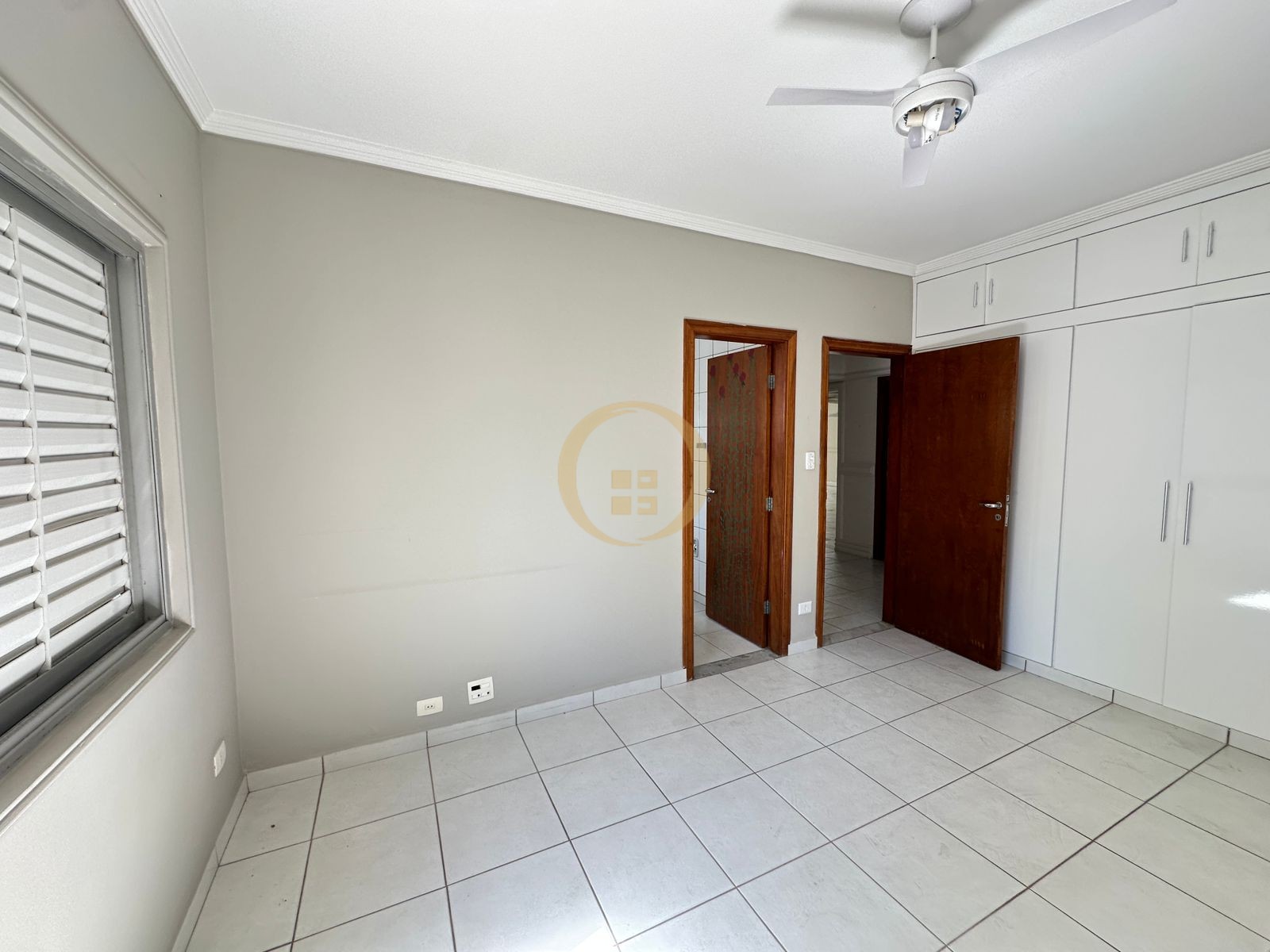 Apartamento à 50 Metros da Praia da Pitangueiras, Guarujá-SP
