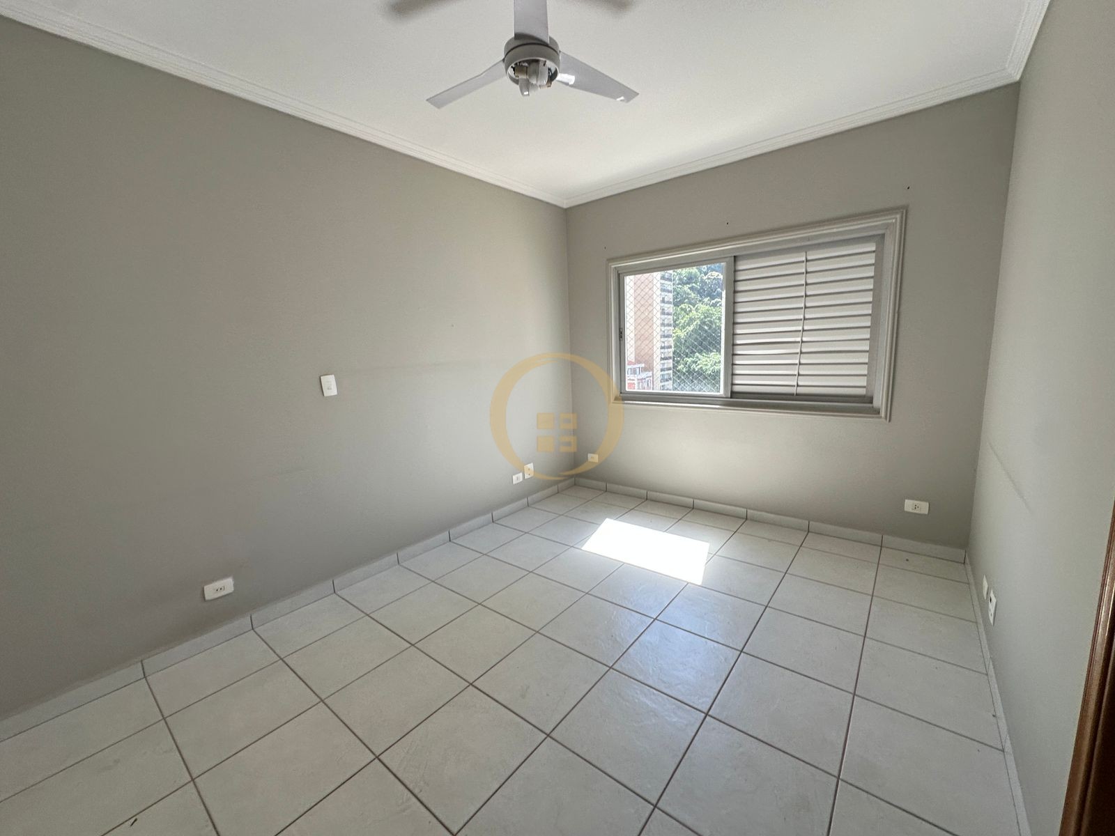 Apartamento à 50 Metros da Praia da Pitangueiras, Guarujá-SP