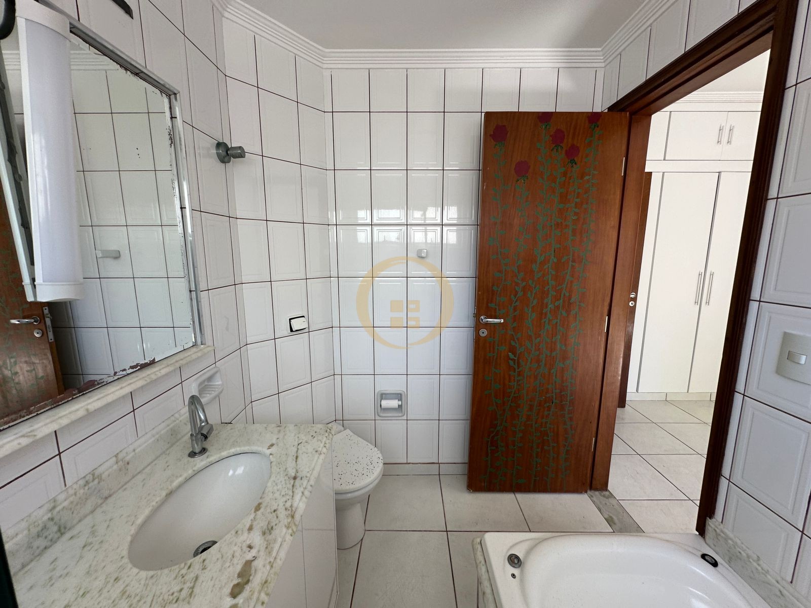 Apartamento à 50 Metros da Praia da Pitangueiras, Guarujá-SP