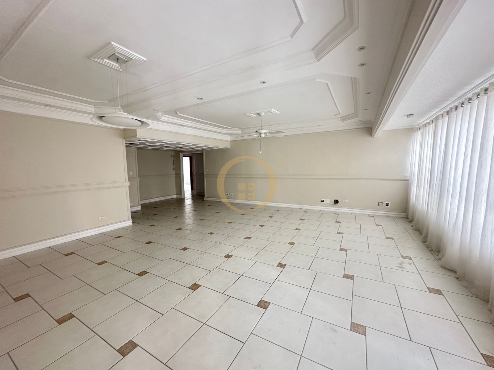 Apartamento à 50 Metros da Praia da Pitangueiras, Guarujá-SP