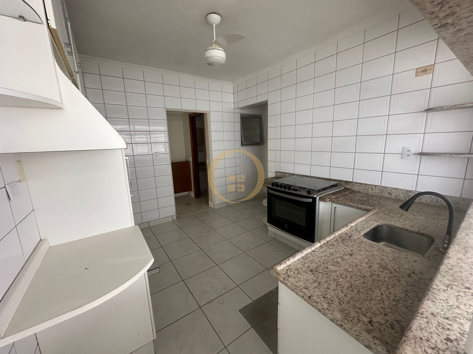 Apartamento à 50 Metros da Praia da Pitangueiras, Guarujá-SP