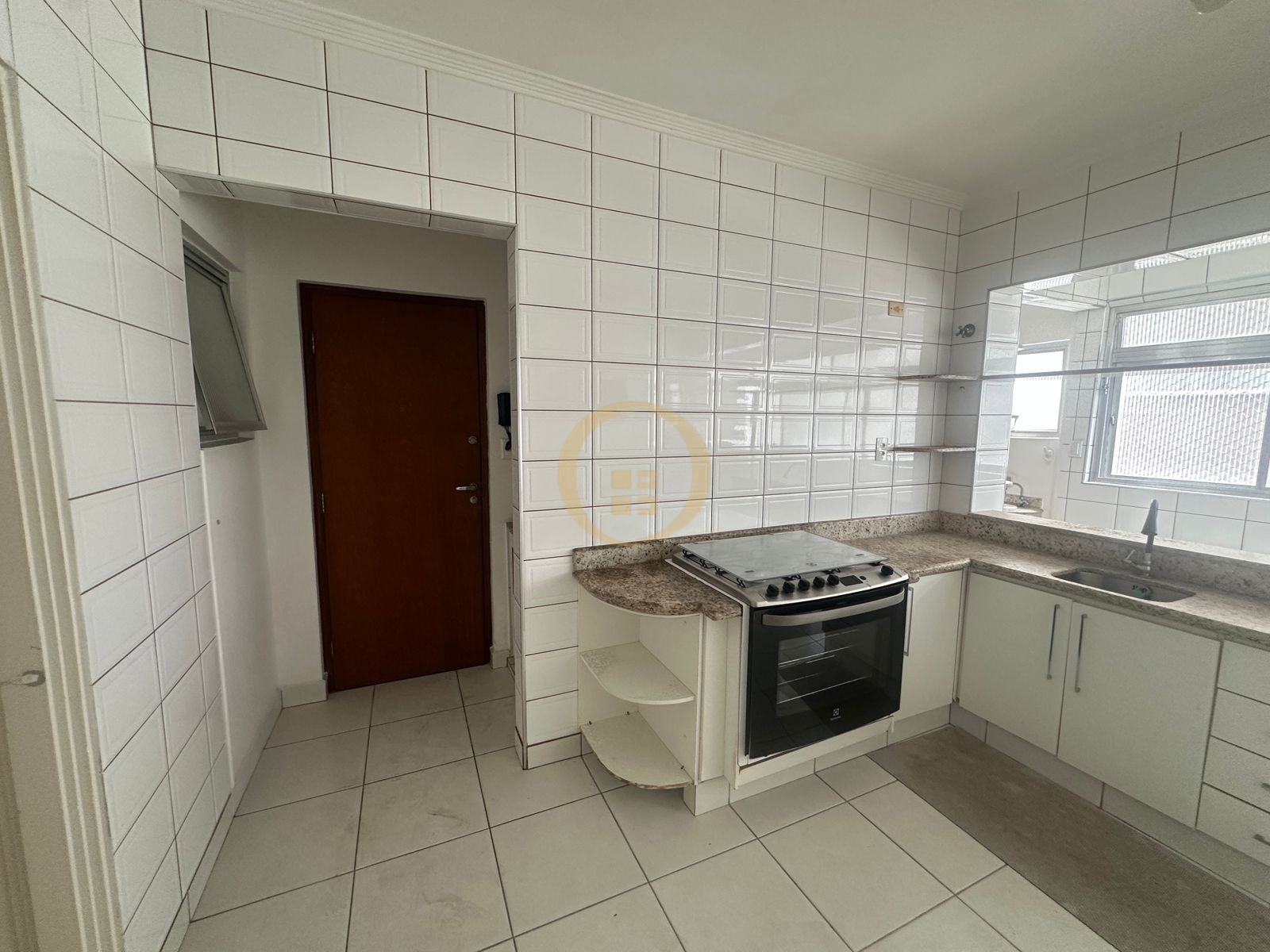 Apartamento à 50 Metros da Praia da Pitangueiras, Guarujá-SP