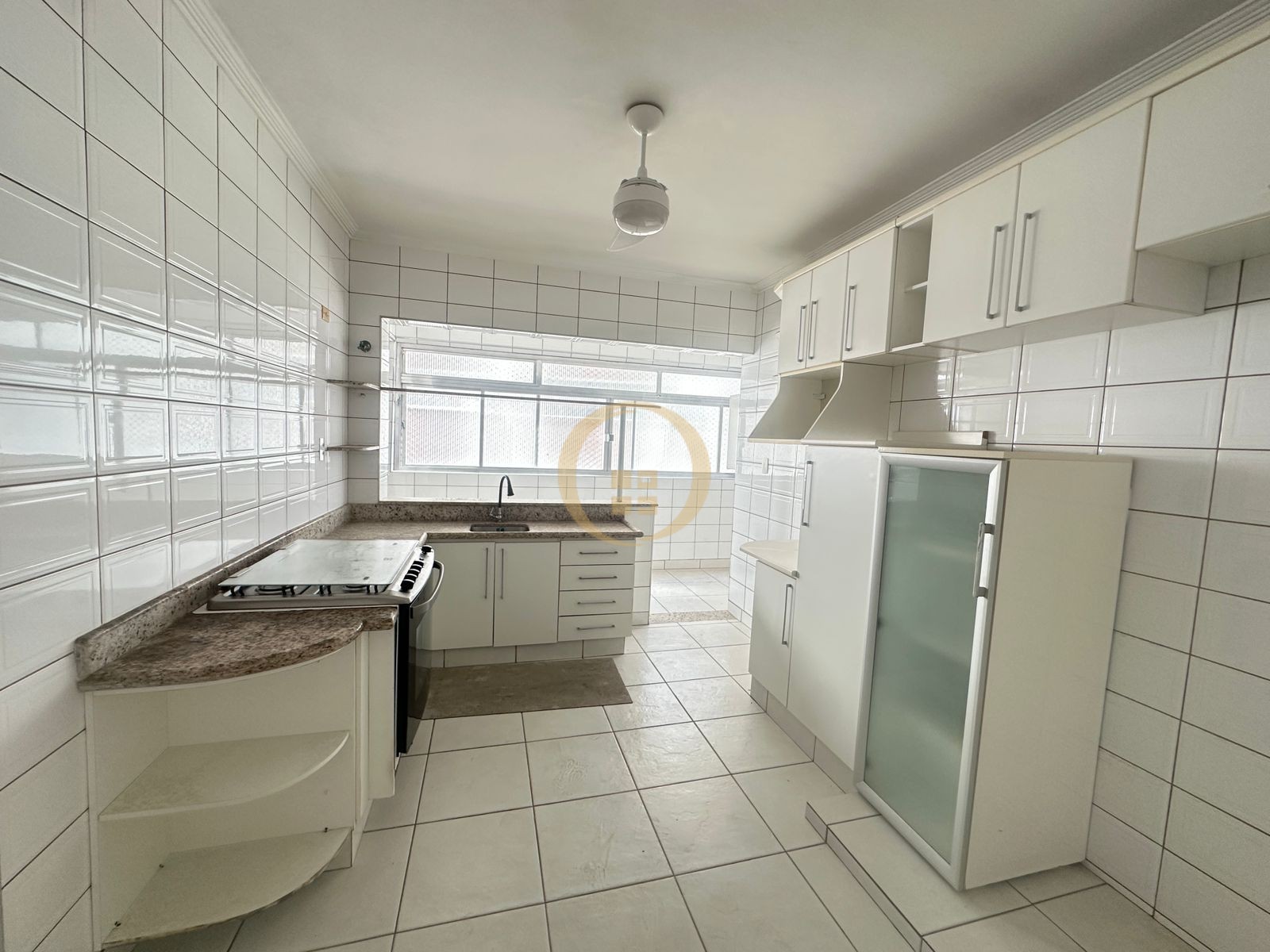 Apartamento à 50 Metros da Praia da Pitangueiras, Guarujá-SP