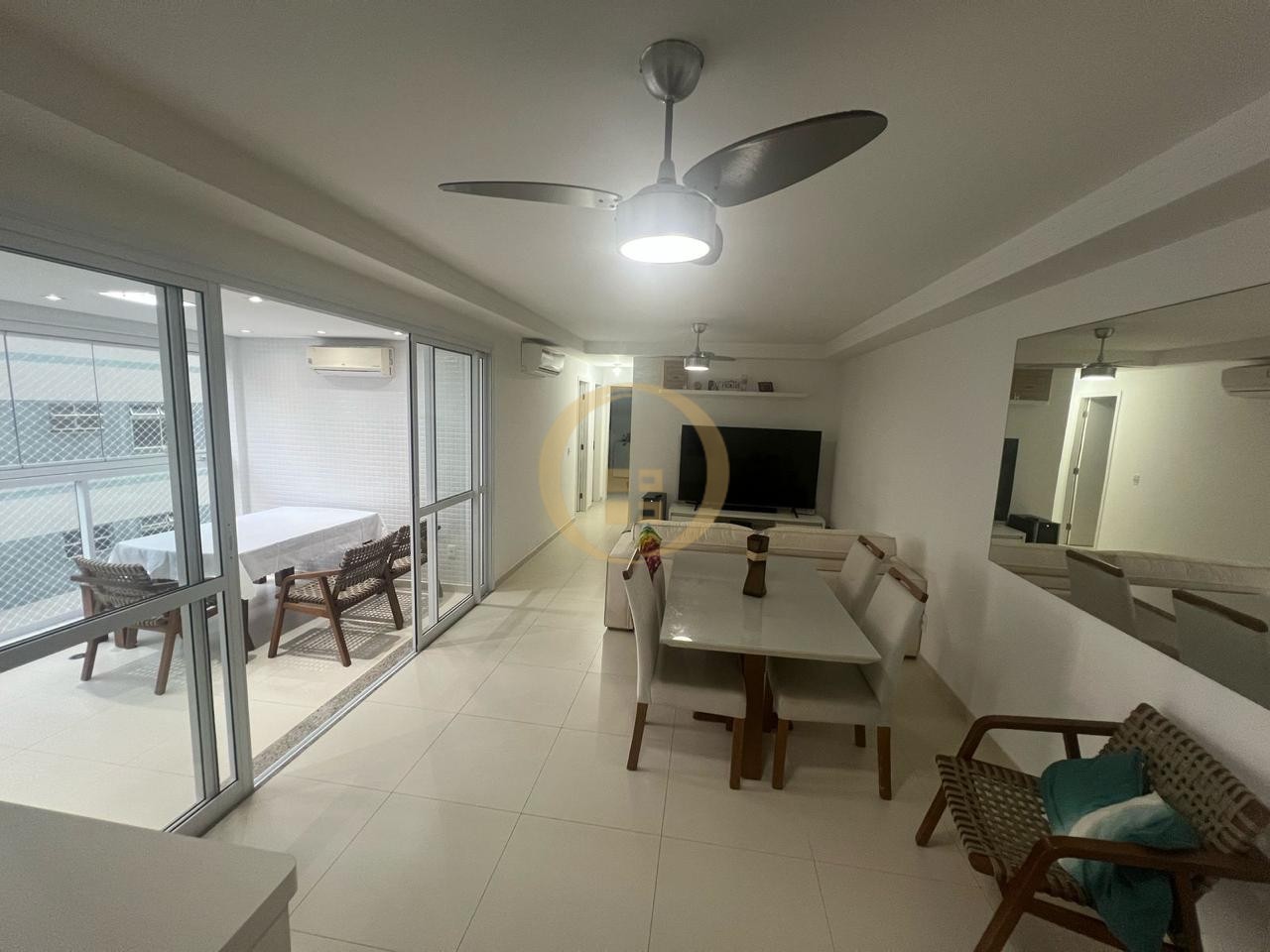 Apartamento na Praia da Pitangueiras, Guarujá - SP