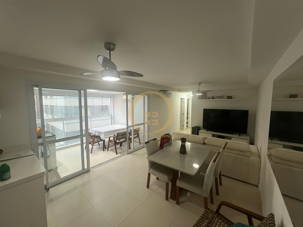 Apartamento na Praia da Pitangueiras, Guarujá - SP