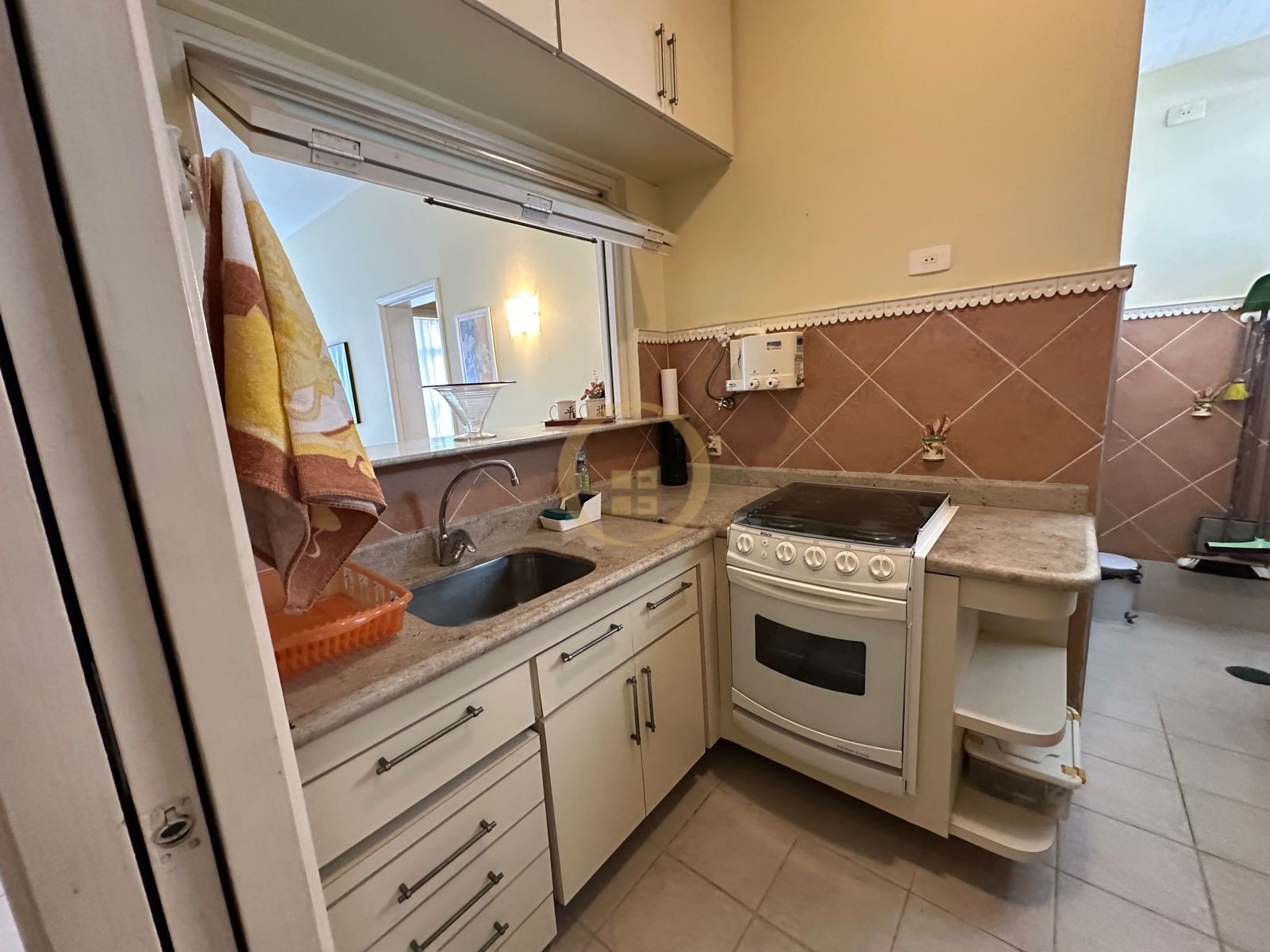 Apartamento à 100 Metros da Praia da Pitangueiras, Guarujá-S