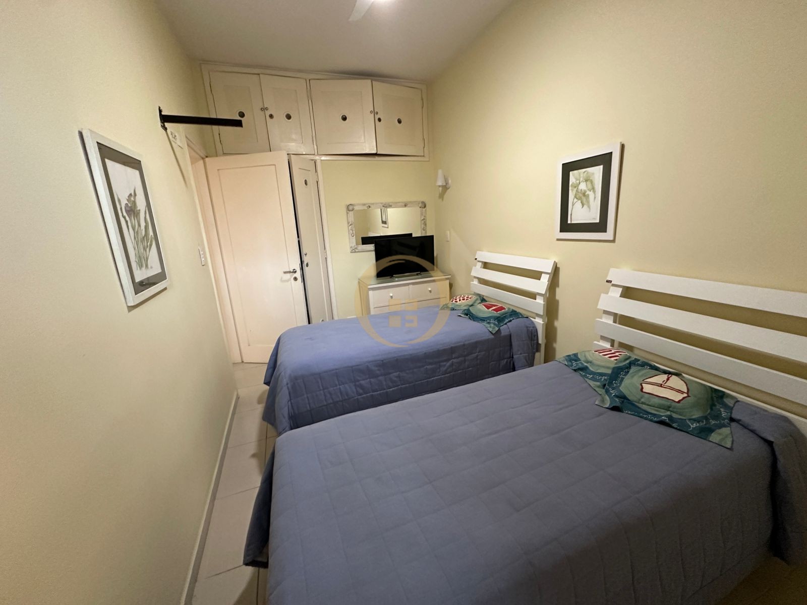 Apartamento à 100 Metros da Praia da Pitangueiras, Guarujá-S