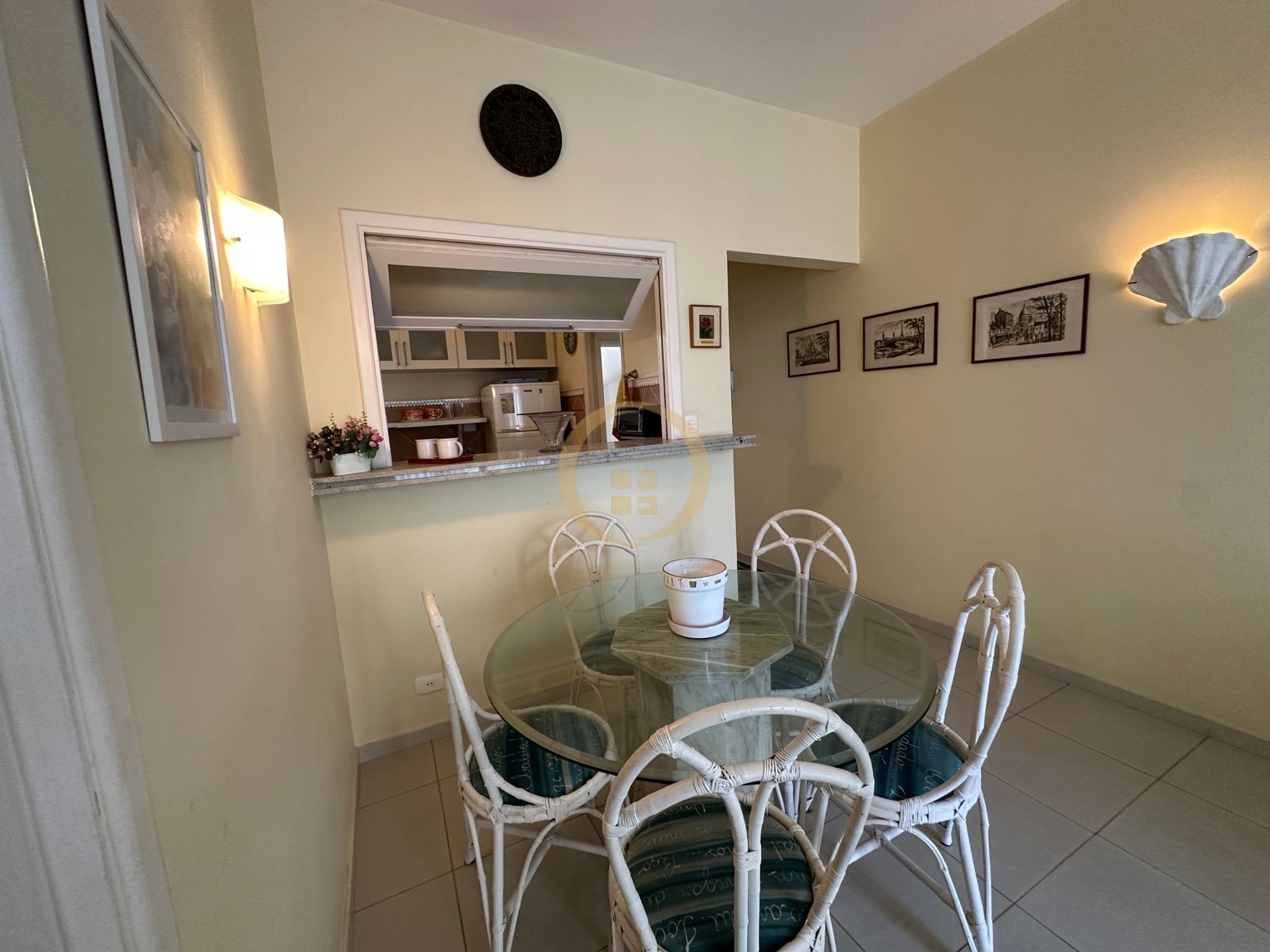 Apartamento à 100 Metros da Praia da Pitangueiras, Guarujá-S