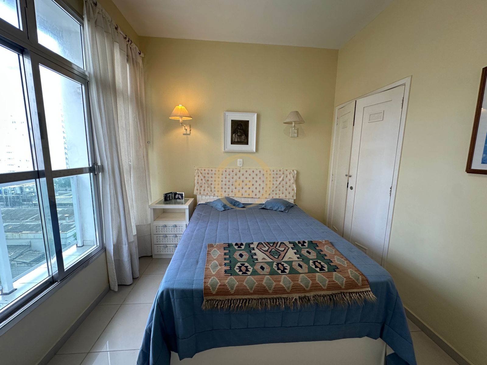 Apartamento à 100 Metros da Praia da Pitangueiras, Guarujá-S