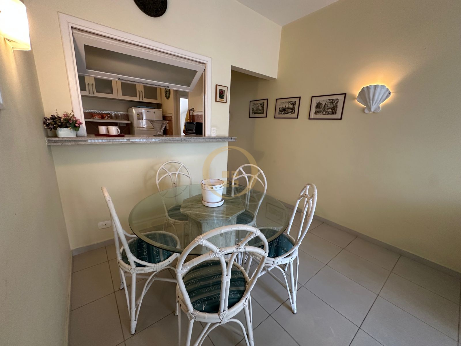 Apartamento à 100 Metros da Praia da Pitangueiras, Guarujá-S