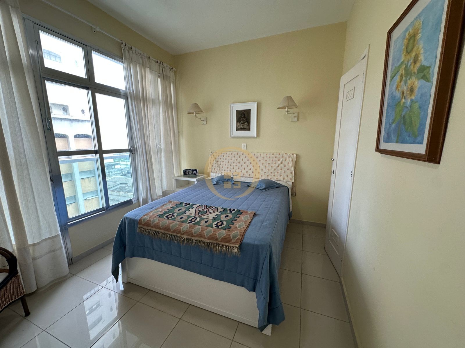 Apartamento à 100 Metros da Praia da Pitangueiras, Guarujá-S