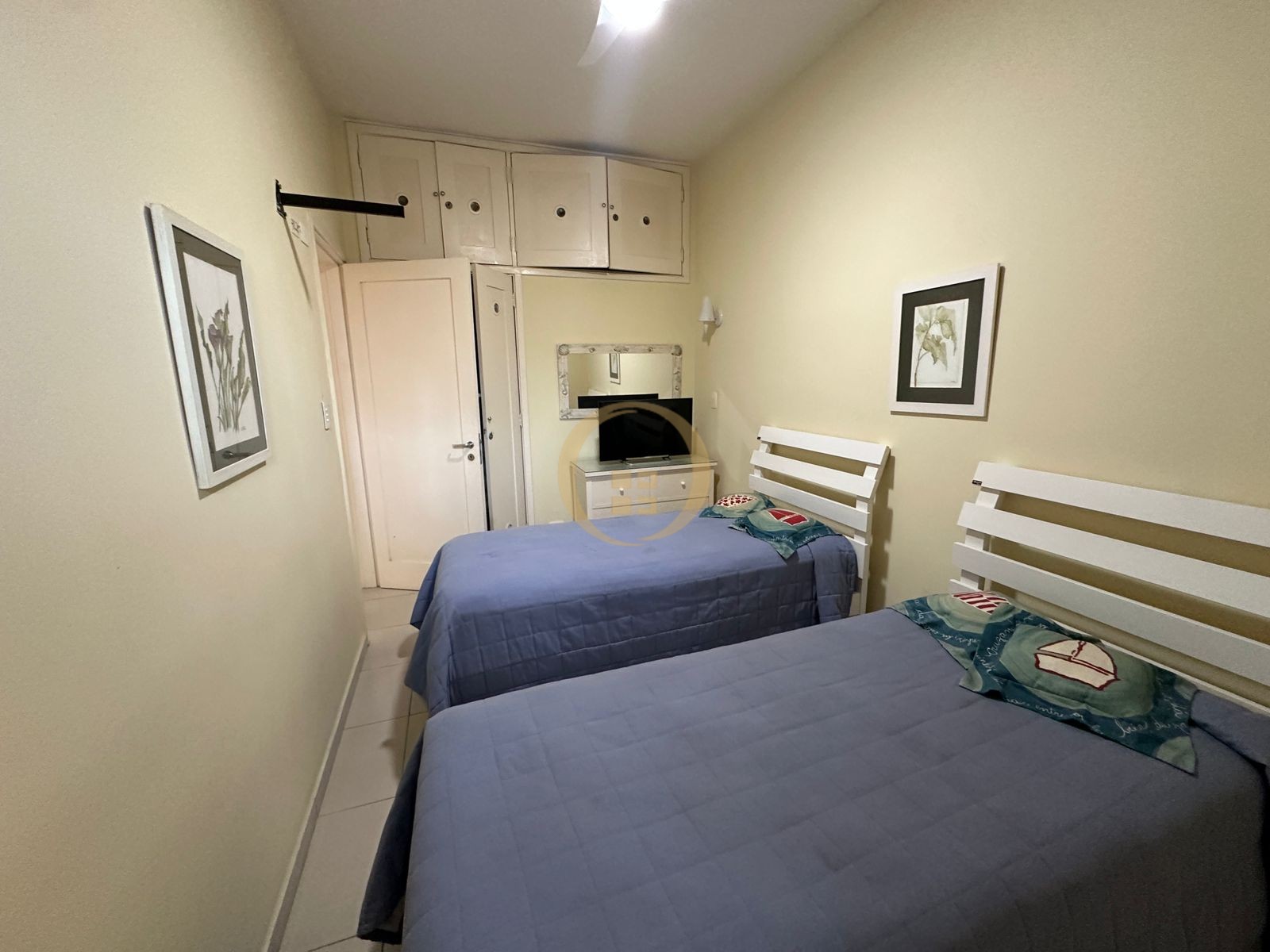 Apartamento à 100 Metros da Praia da Pitangueiras, Guarujá-S