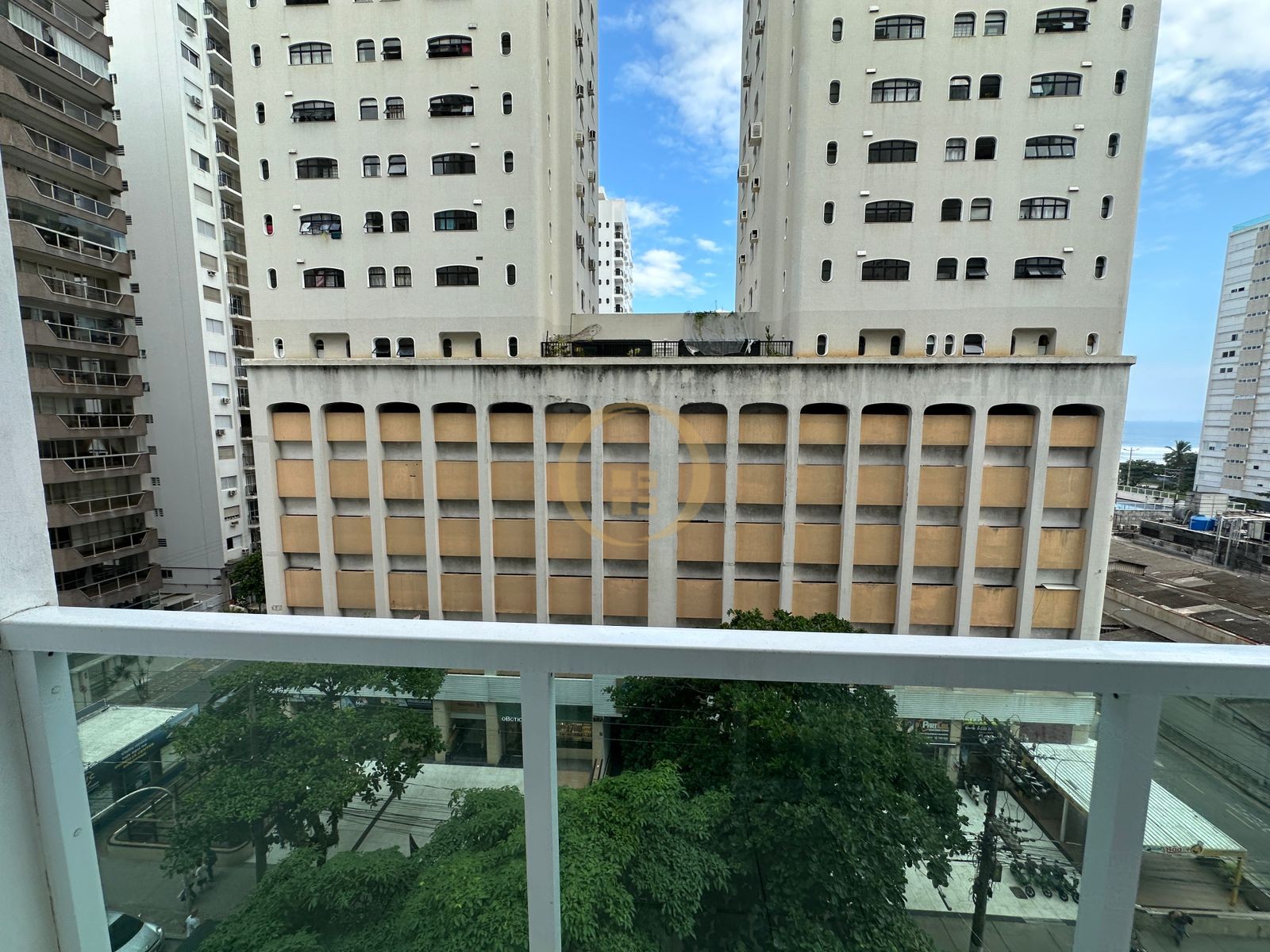 Apartamento à 100 Metros da Praia da Pitangueiras, Guarujá-S