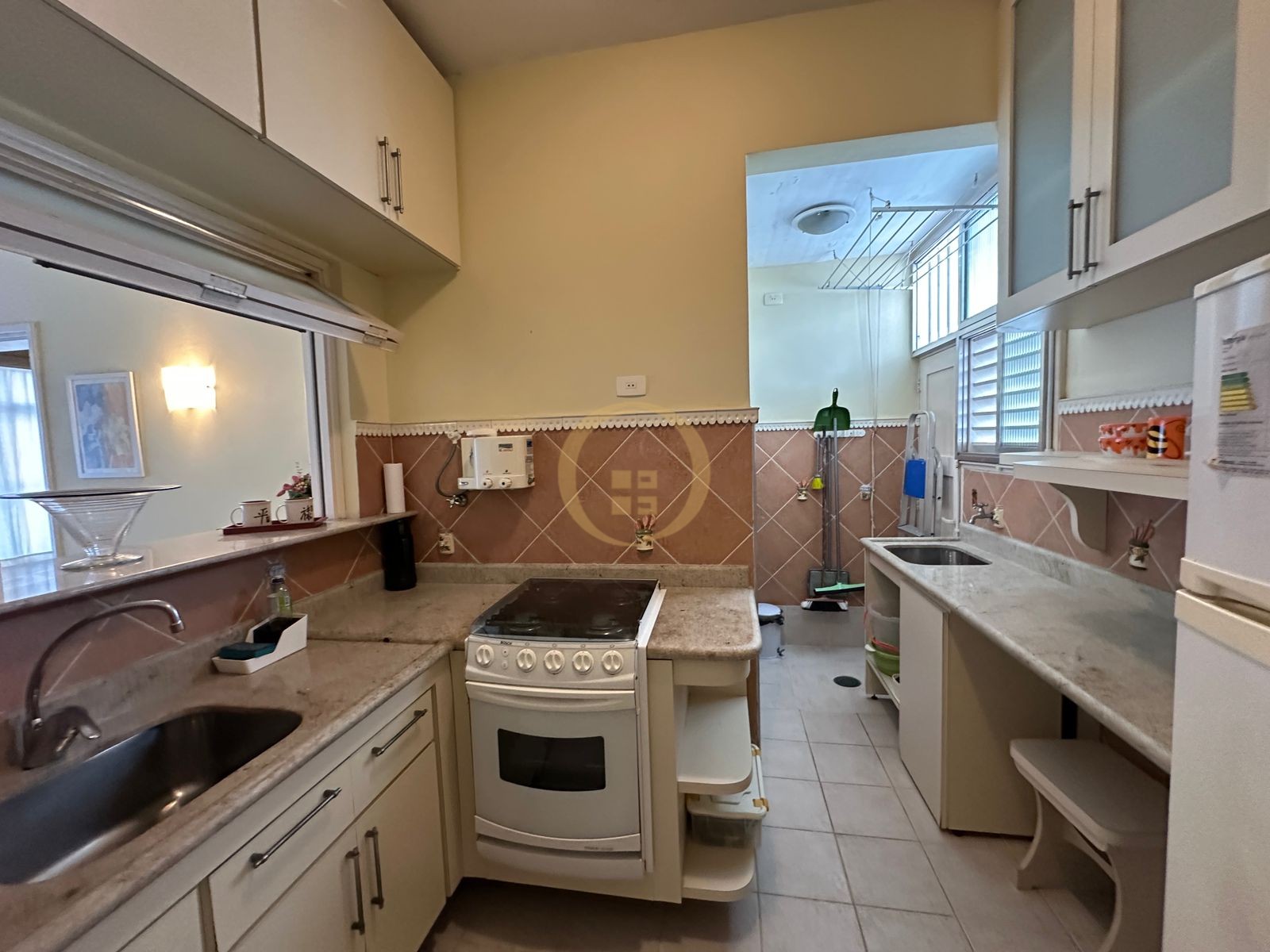 Apartamento à 100 Metros da Praia da Pitangueiras, Guarujá-S