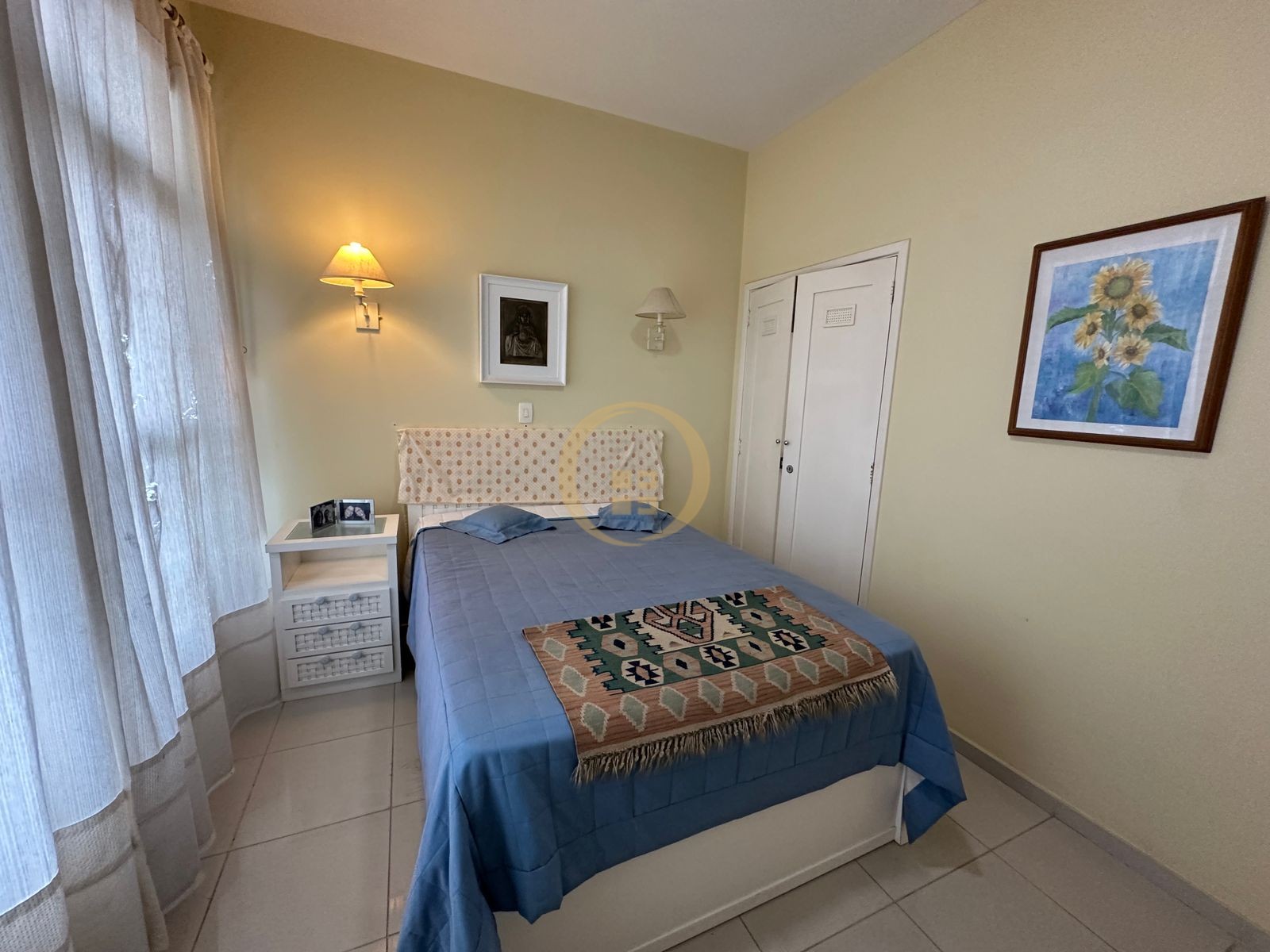 Apartamento à 100 Metros da Praia da Pitangueiras, Guarujá-S