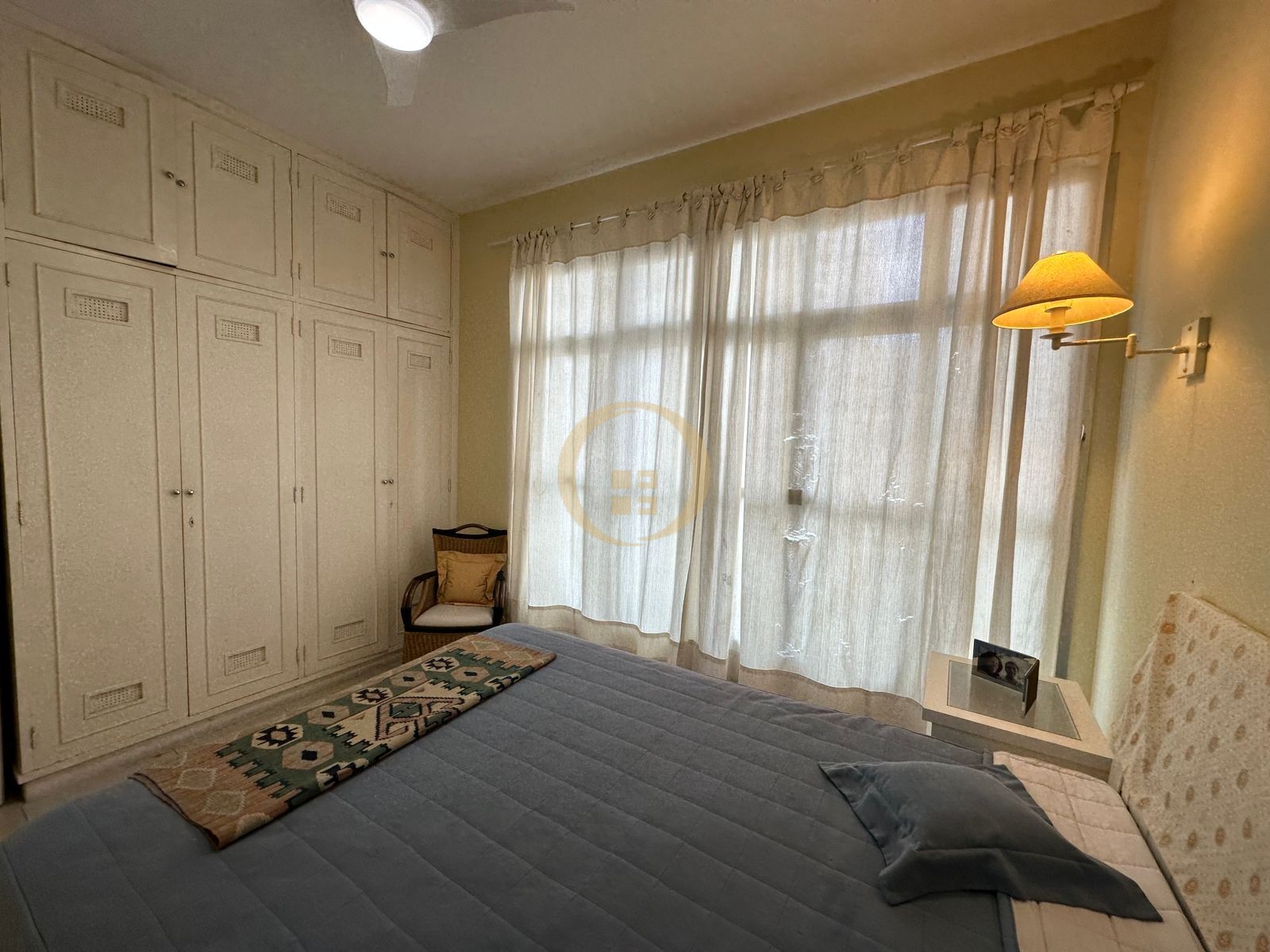 Apartamento à 100 Metros da Praia da Pitangueiras, Guarujá-S