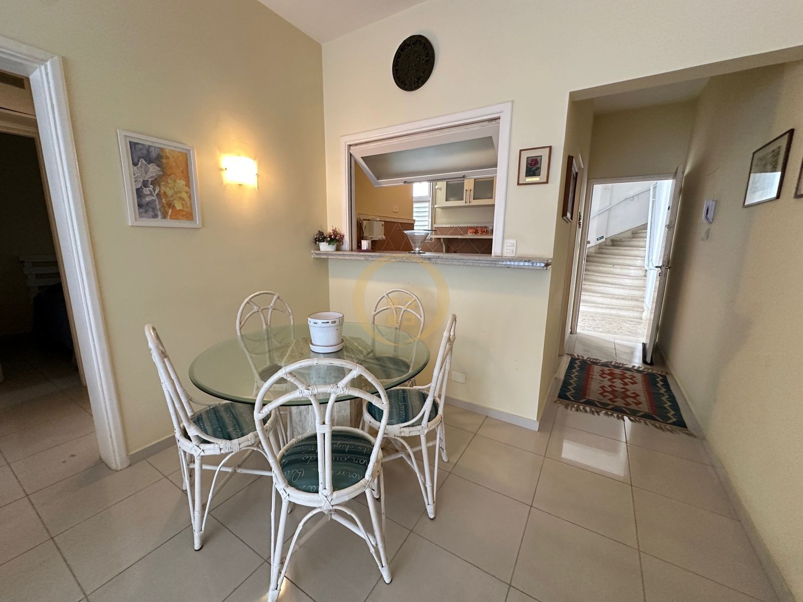 Apartamento à 100 Metros da Praia da Pitangueiras, Guarujá-S