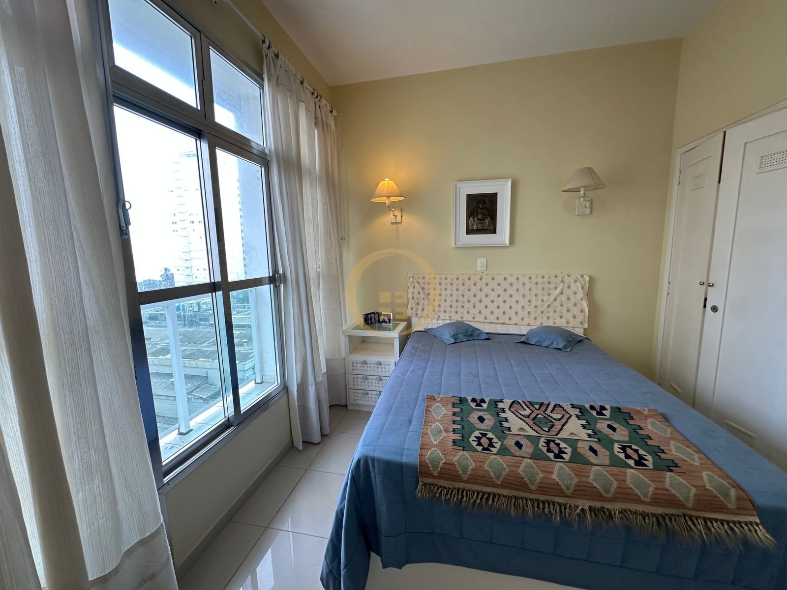 Apartamento à 100 Metros da Praia da Pitangueiras, Guarujá-S