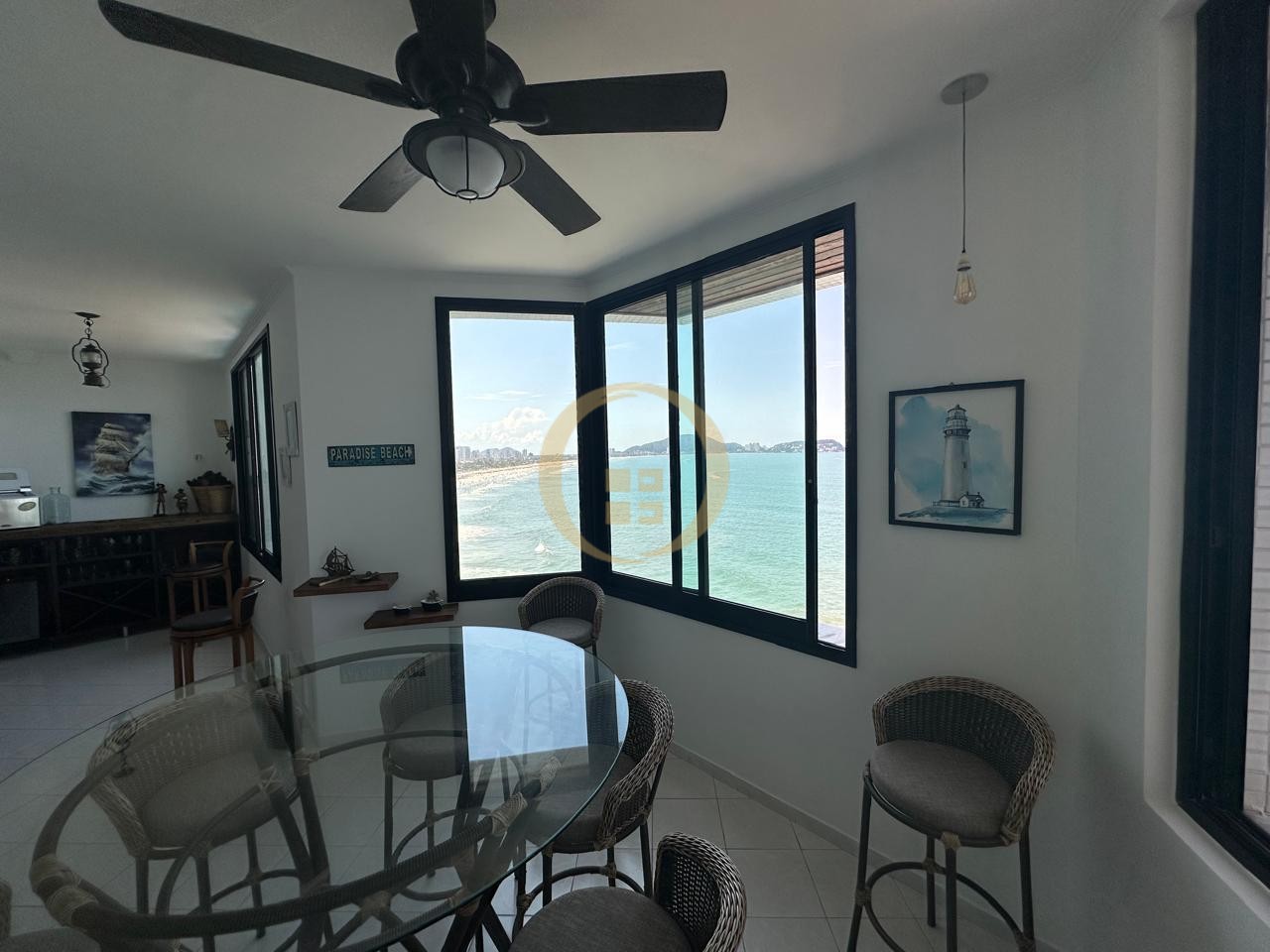 Apartamento Frente ao Mar nas Pitangueiras, Guarujá - SP