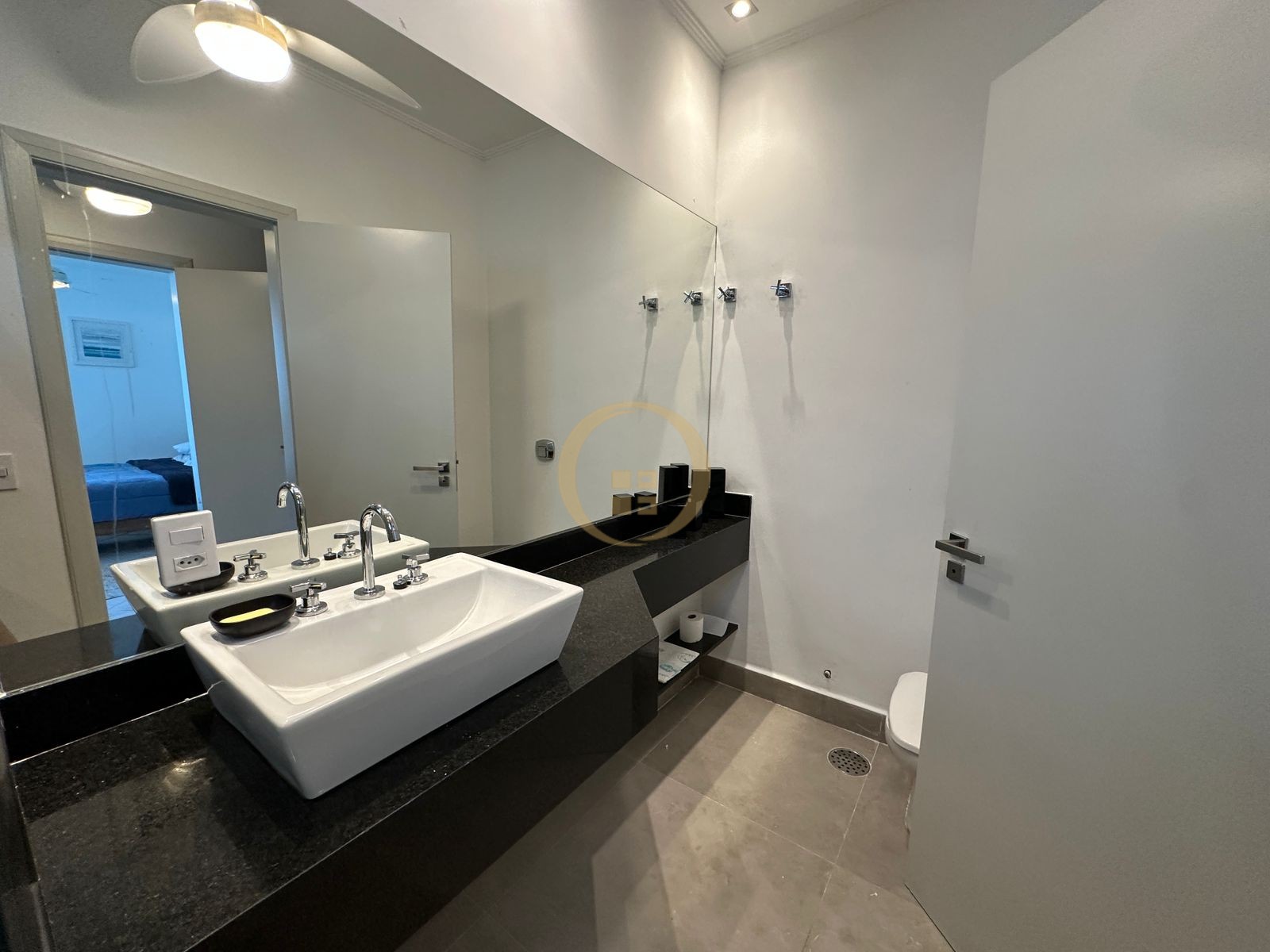 Apartamento Frente ao Mar nas Pitangueiras, Guarujá - SP