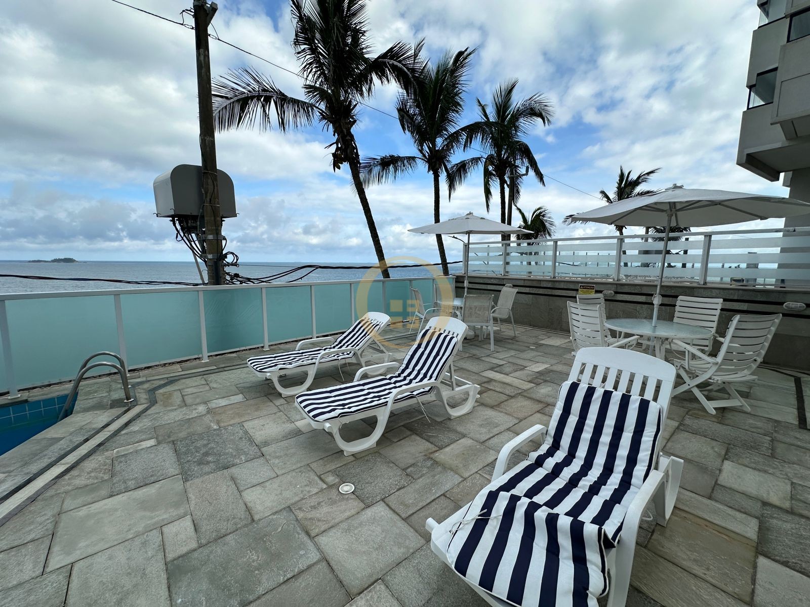 Apartamento Frente ao Mar nas Pitangueiras, Guarujá - SP