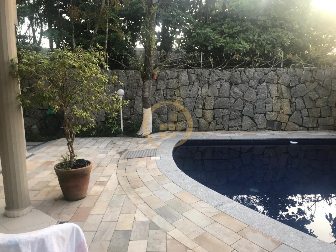 Casa Duplex à Venda no Guaiuba - Guarujá