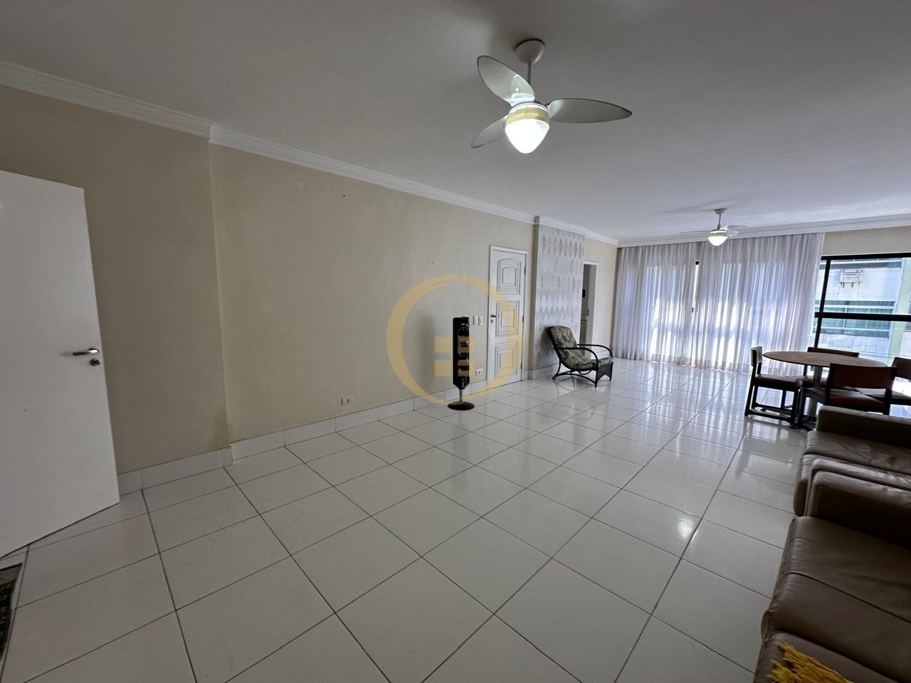Apartamento na Praia das Pitangueiras, Guarujá - SP