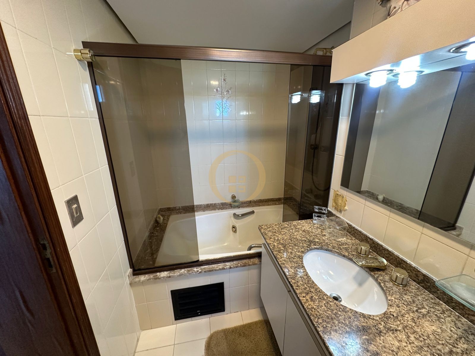 Apartamento na Praia da Enseada, Guarujá - SP