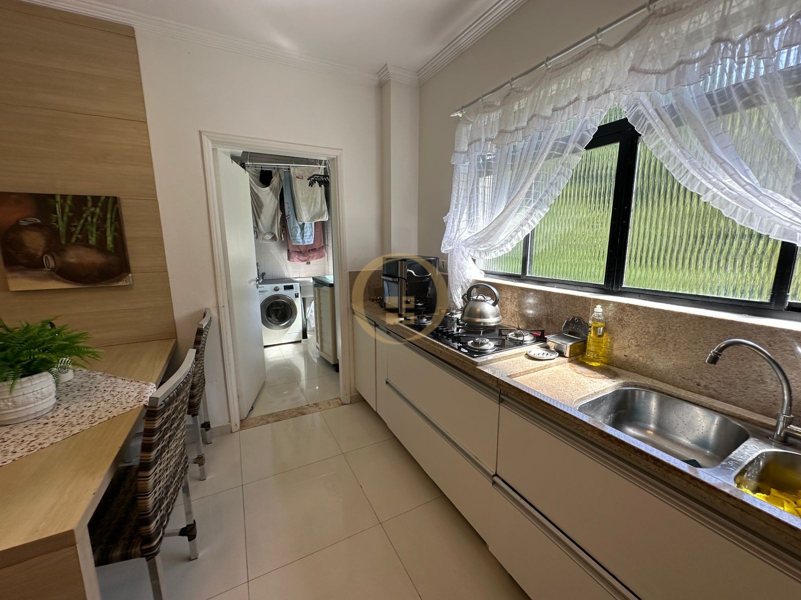 Apartamento na Praia das Pitangueiras, Guarujá - SP
