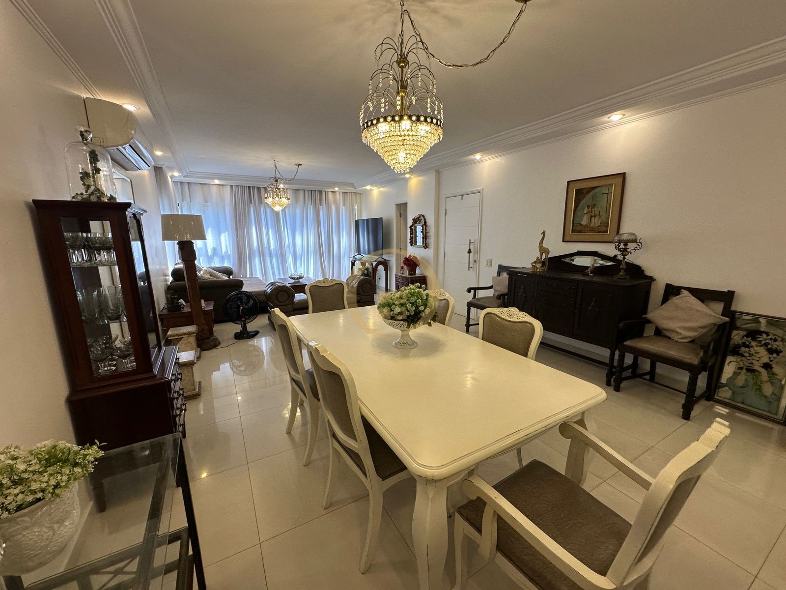 Apartamento na Praia das Pitangueiras, Guarujá - SP