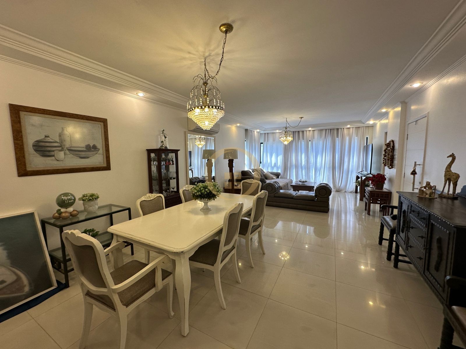 Apartamento na Praia das Pitangueiras, Guarujá - SP