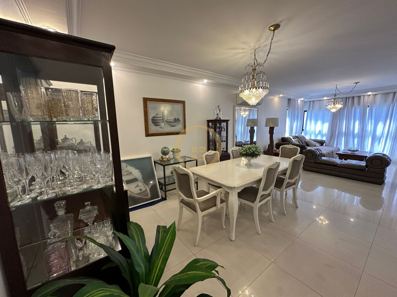 Apartamento na Praia das Pitangueiras, Guarujá - SP