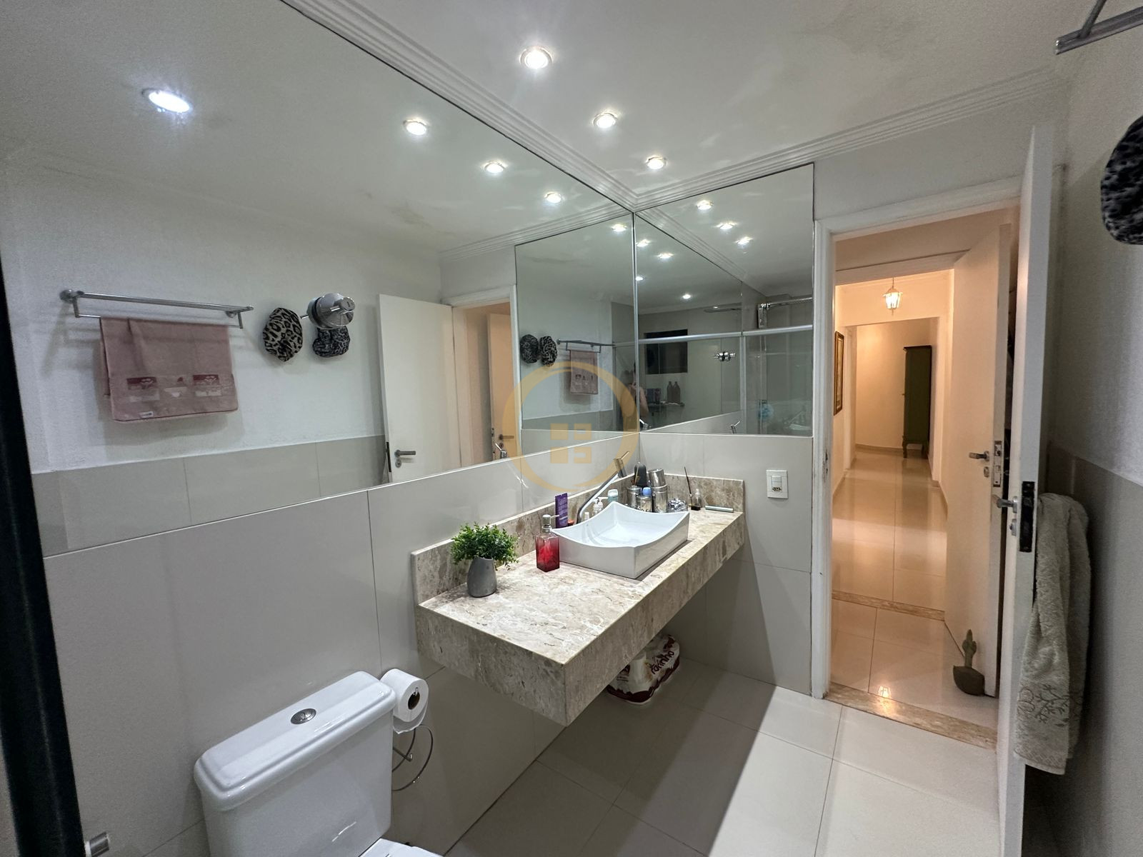 Apartamento na Praia das Pitangueiras, Guarujá - SP